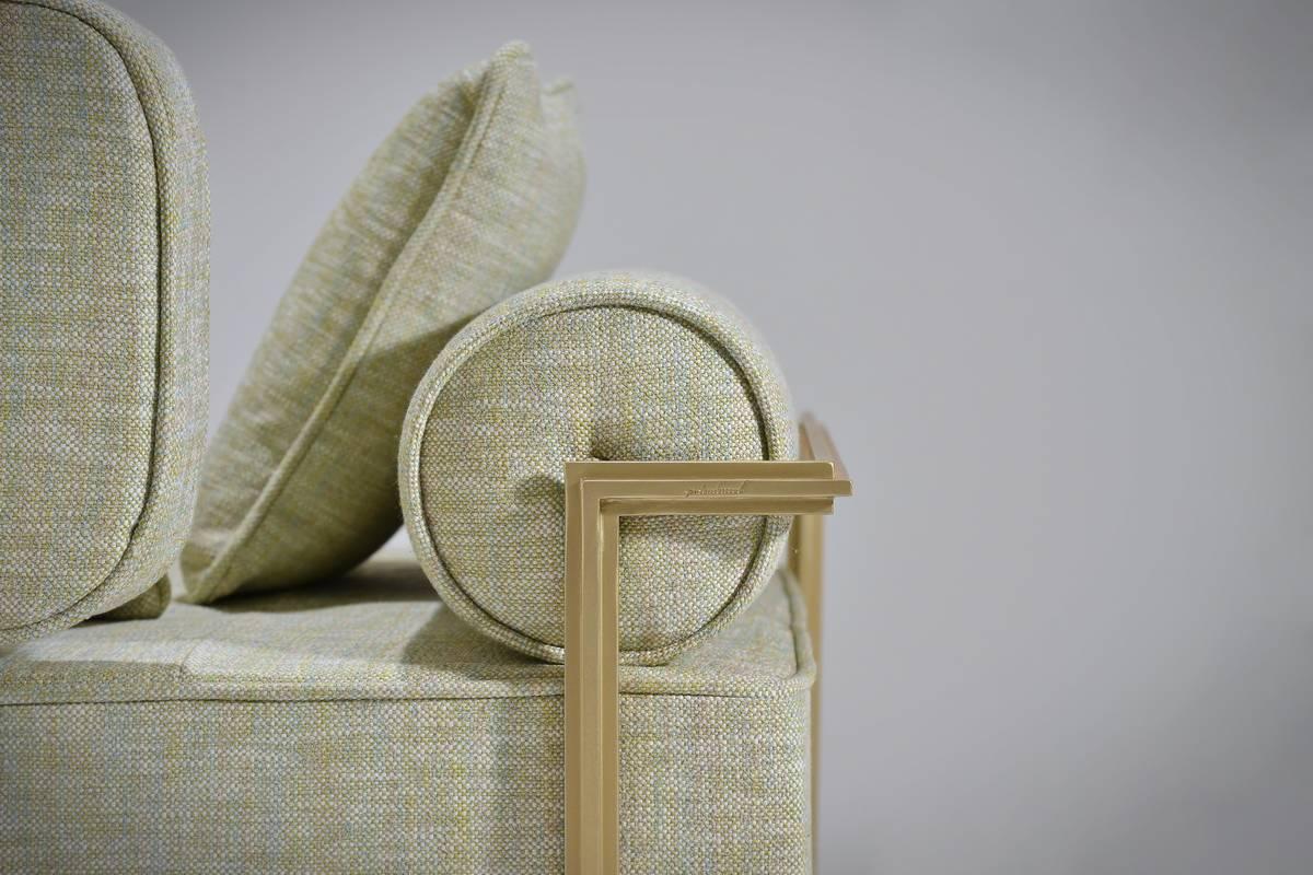 Maßgeschneidertes dreisitziges Sofa mit Messingrahmen aus aufgearbeitetem Hartholz von P.Tendercool (Handgefertigt) im Angebot