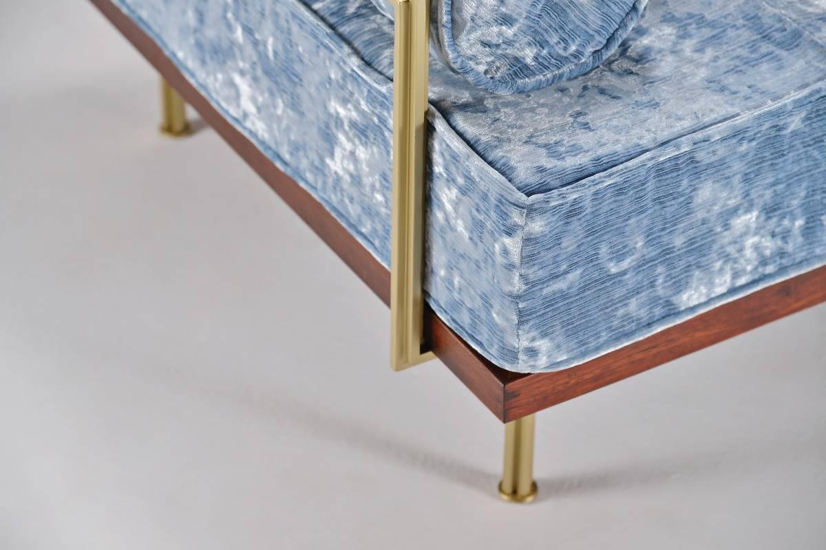 Mid-Century Modern Canapé deux places sur mesure en tissus Modeli, lagon bleu Fantasia de P.Tendercool en vente