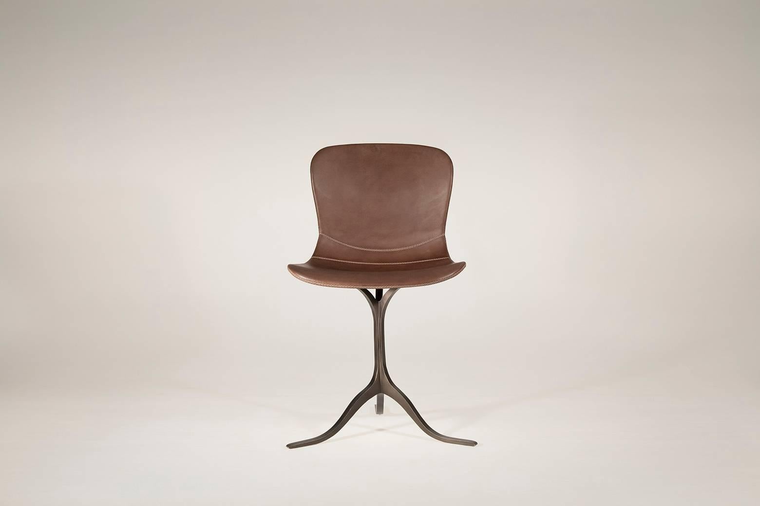 Model: PT40-DB-truffe
Seat: Leather
Seat color: DB-truffe
Base: PT40, sand cast brass
Base finish: Brushed charcoal
Dimensions: 52 x 50 x 78 cm; Seat height 46 cm
(W x D x H) 18.1 x 19.6 x 30.71 inch; Seat height 18.1 inch 

This is a version pf our