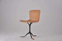 Chaise en cuir sur mesure avec base en laiton coulé à la main, par P. Tendercool