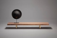 Niedriger maßgeschneiderter niedriger Tisch mit einem Regal aus antikem Hartholz, von P. Tendercool