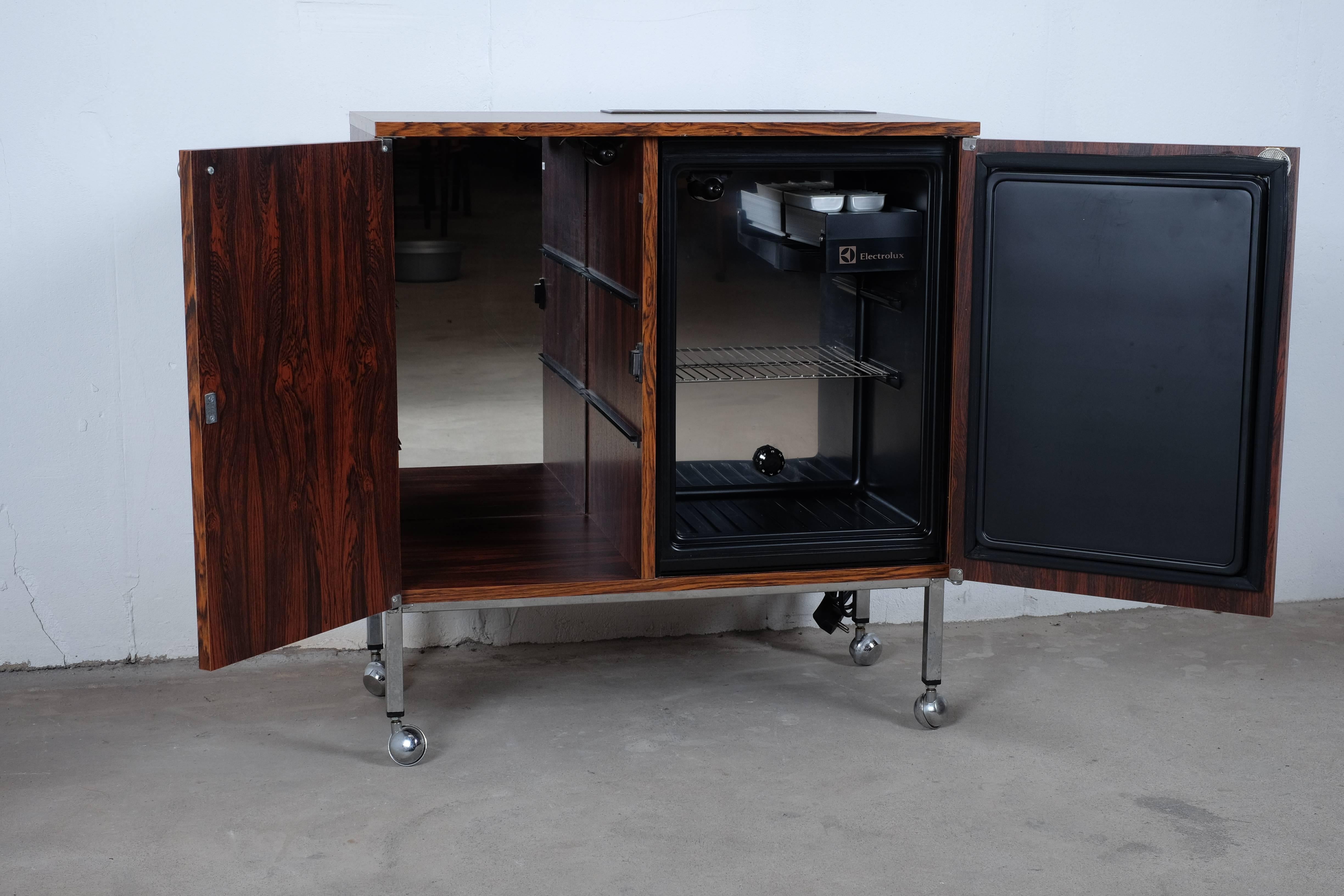 Danish Mid-Modern Rosewood Bar with Fridge In Excellent Condition For Sale In Middelfart, Fyn