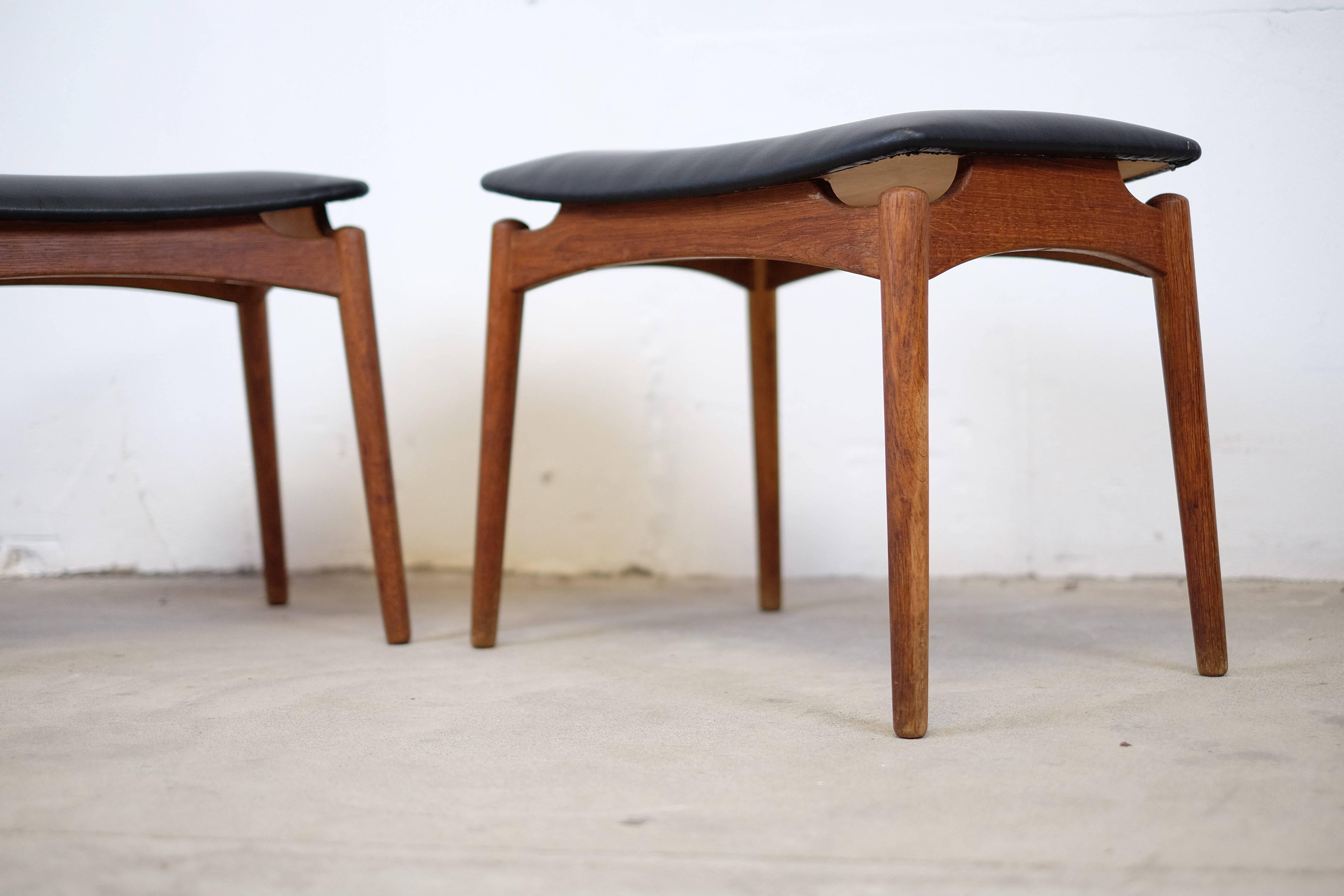 This beautiful set of midcentury stools was designed and manufactured in Denmark by Ølholm Møbelfabrik during the 1950s.
The frame is made from solid oak and the seat is upholstered in artificial leather. This stools remains in a good vintage