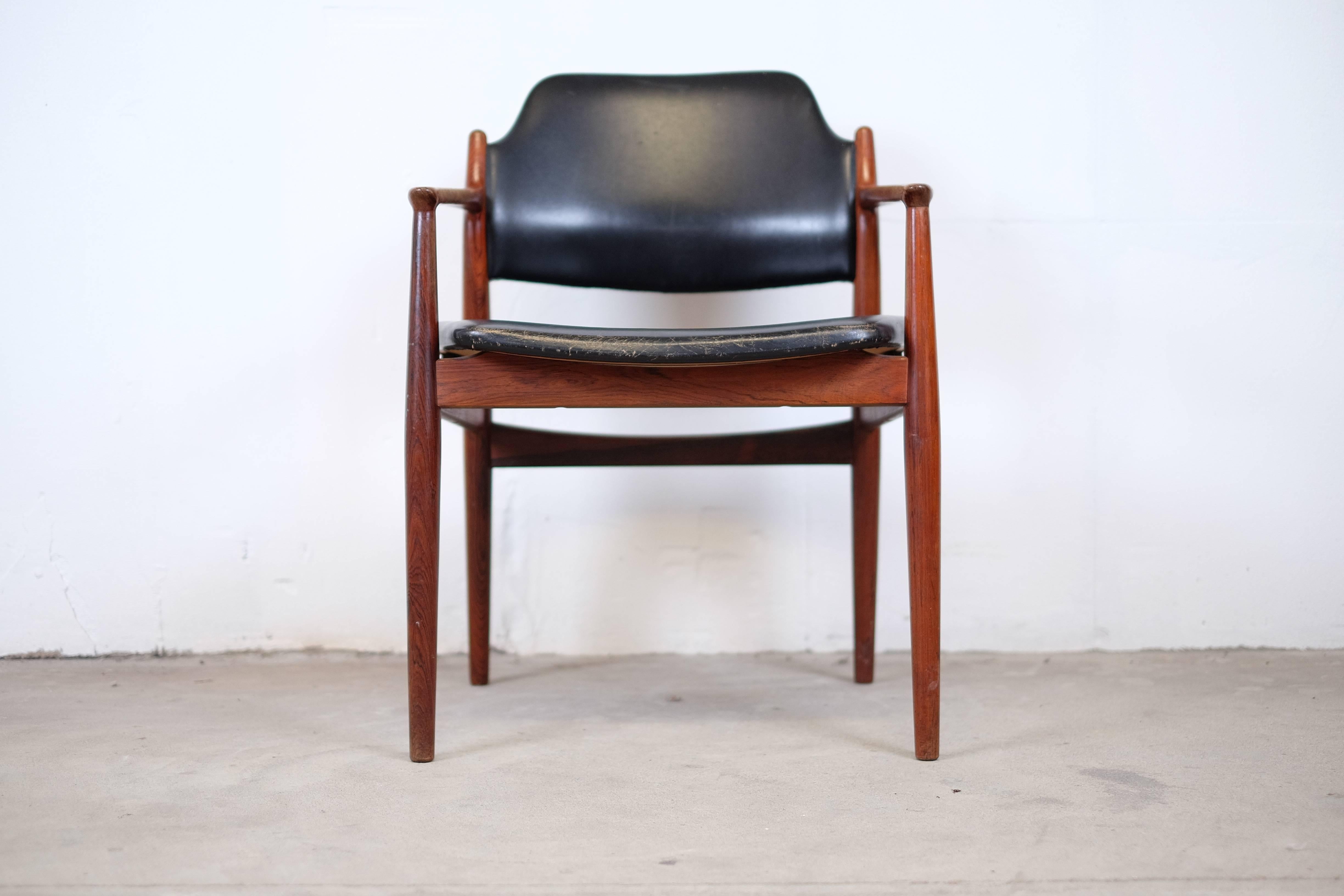 This beautiful and comfortable armchair in rosewood with teak arms is one of our personal favorites by Arne Vodders 
The chair is a true evidence of what result you get when the best combination of good designers and skilled cabinetmakers work