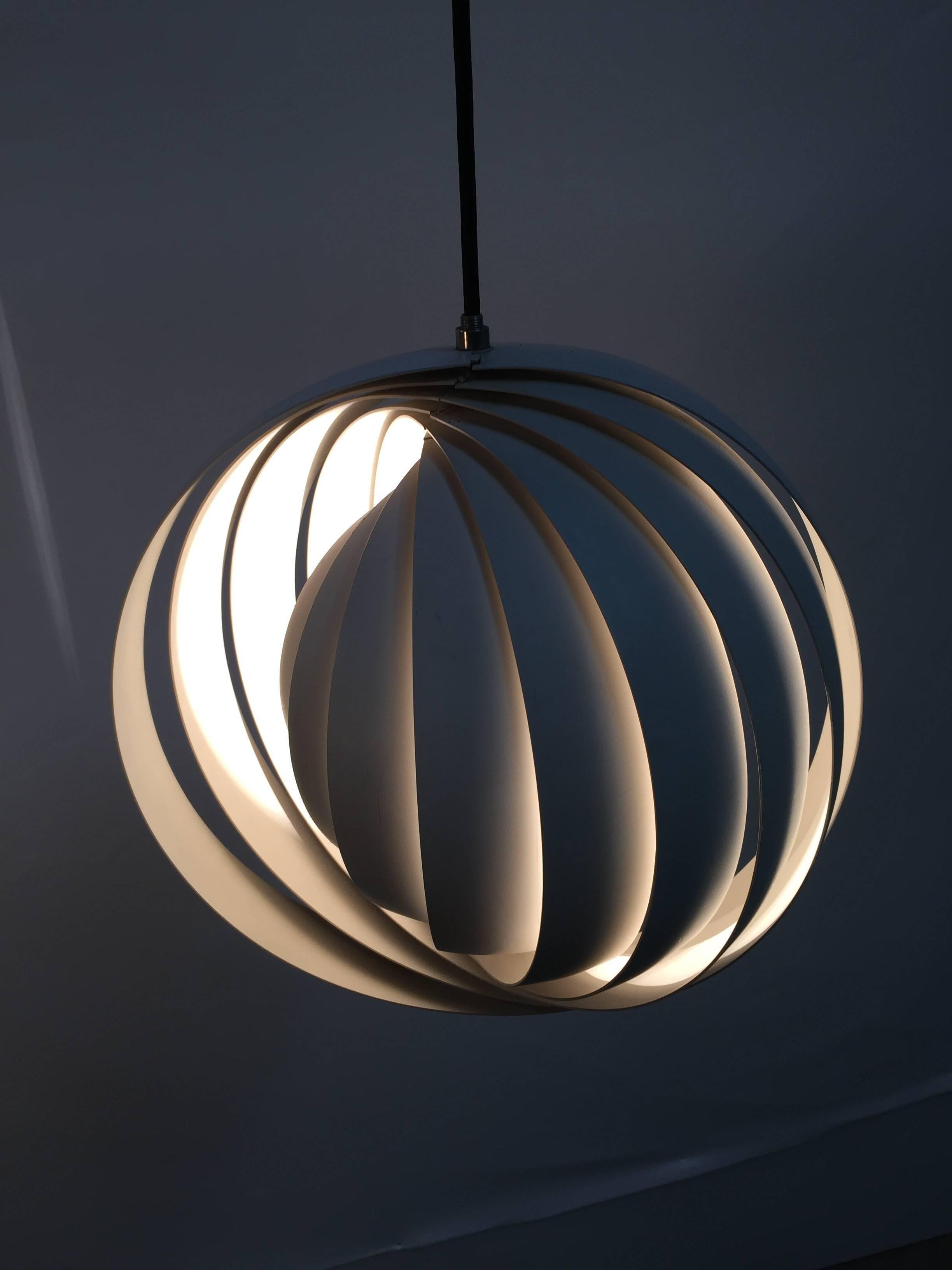 The 'Moonlight' pendant is one of Verner Panton's earliest luminaires. It consists of ten ring-shaped blades positioned in such a way that they can move. The Moon pendant justifiably gets its name from its shape and the quality of light coming from