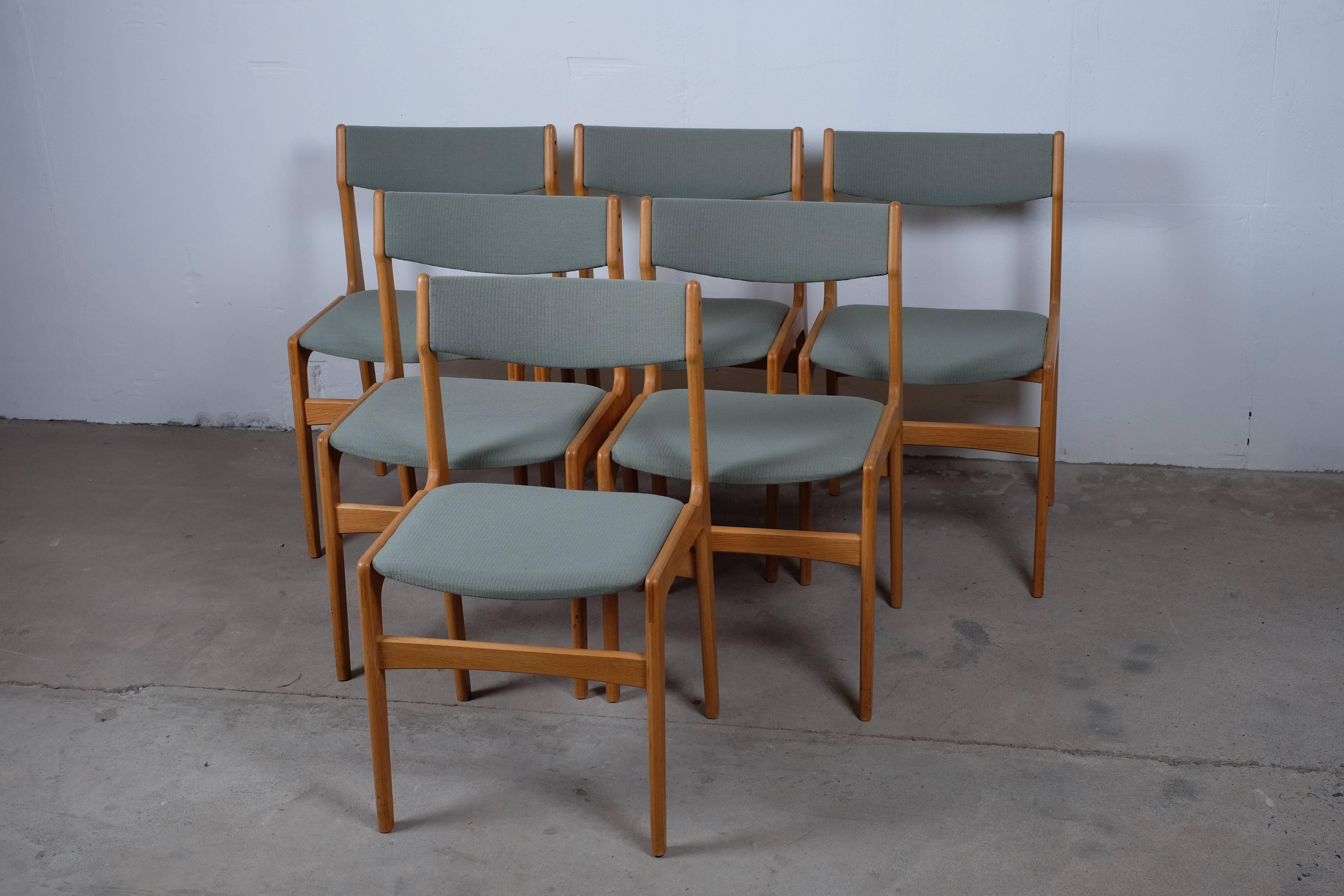 Mid-Century Modern Set of Six Dining Chairs in Oak Designed in the 1970s For Sale