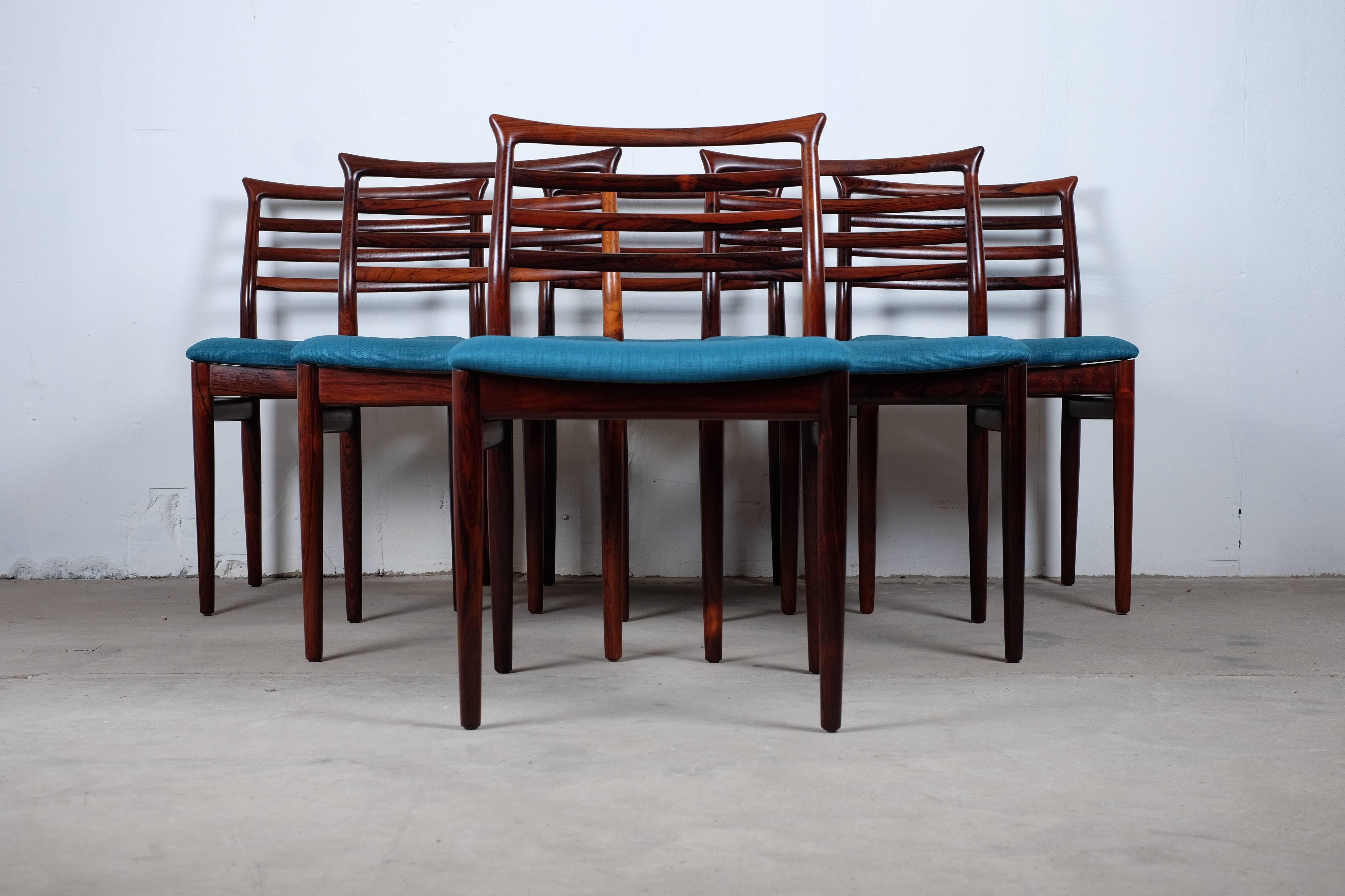 Absolutely stunning set of six dining chairs in rosewood designed by Erling Torvits for Sorø Stolefabrik, circa 1960s.

Beautiful organic sculpted seat backs and clean lines.

The chairs has been to an carpenter and has been polished and also