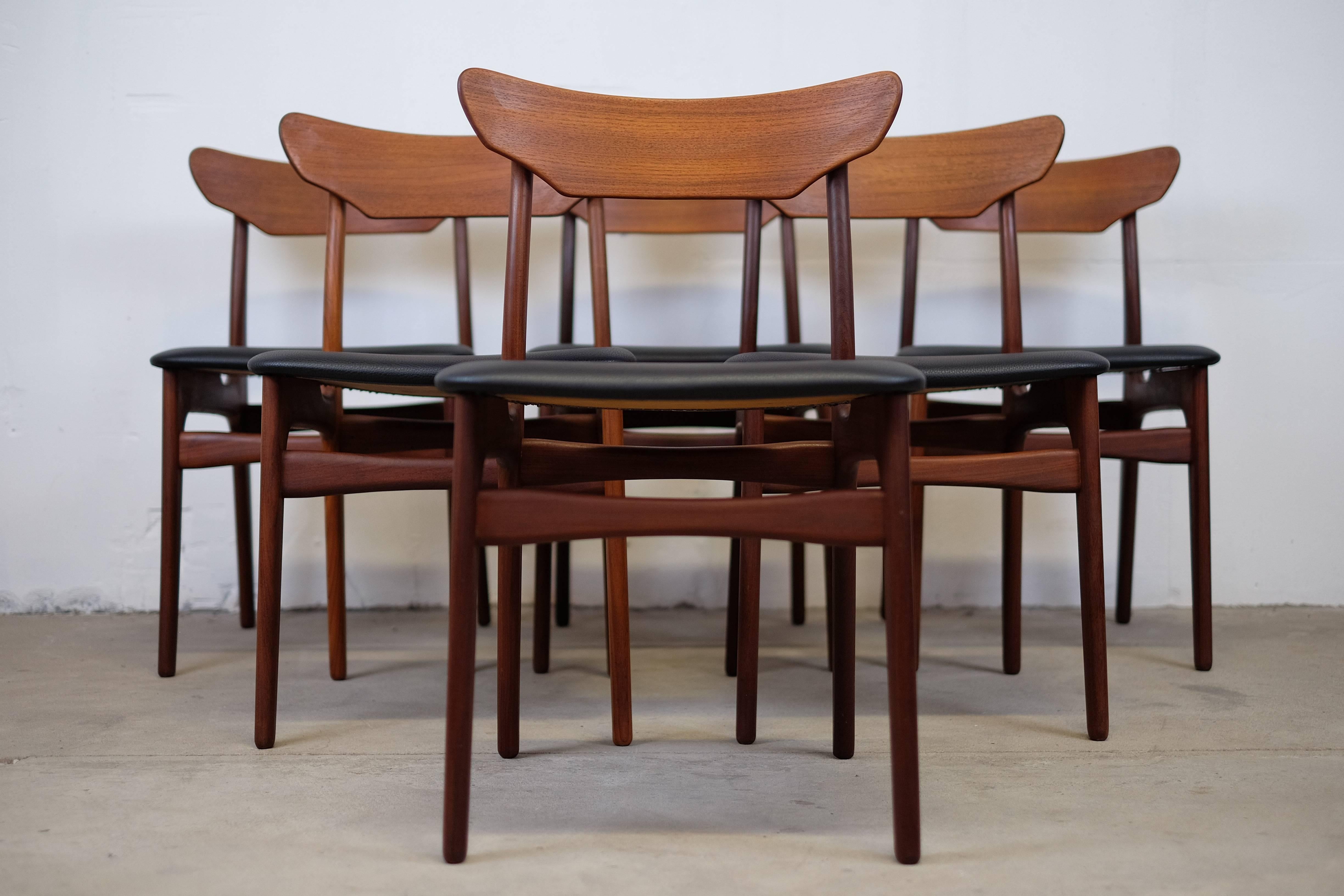 Set of six beautiful, stylish and top quality dining chairs in teak from the 1960s by Schøning and Elgaard.

The frames and back are in excellent condition for their age and the same with the green seats.
(THE CHAIRS JUST GOT REUPHOLSTERED WITH