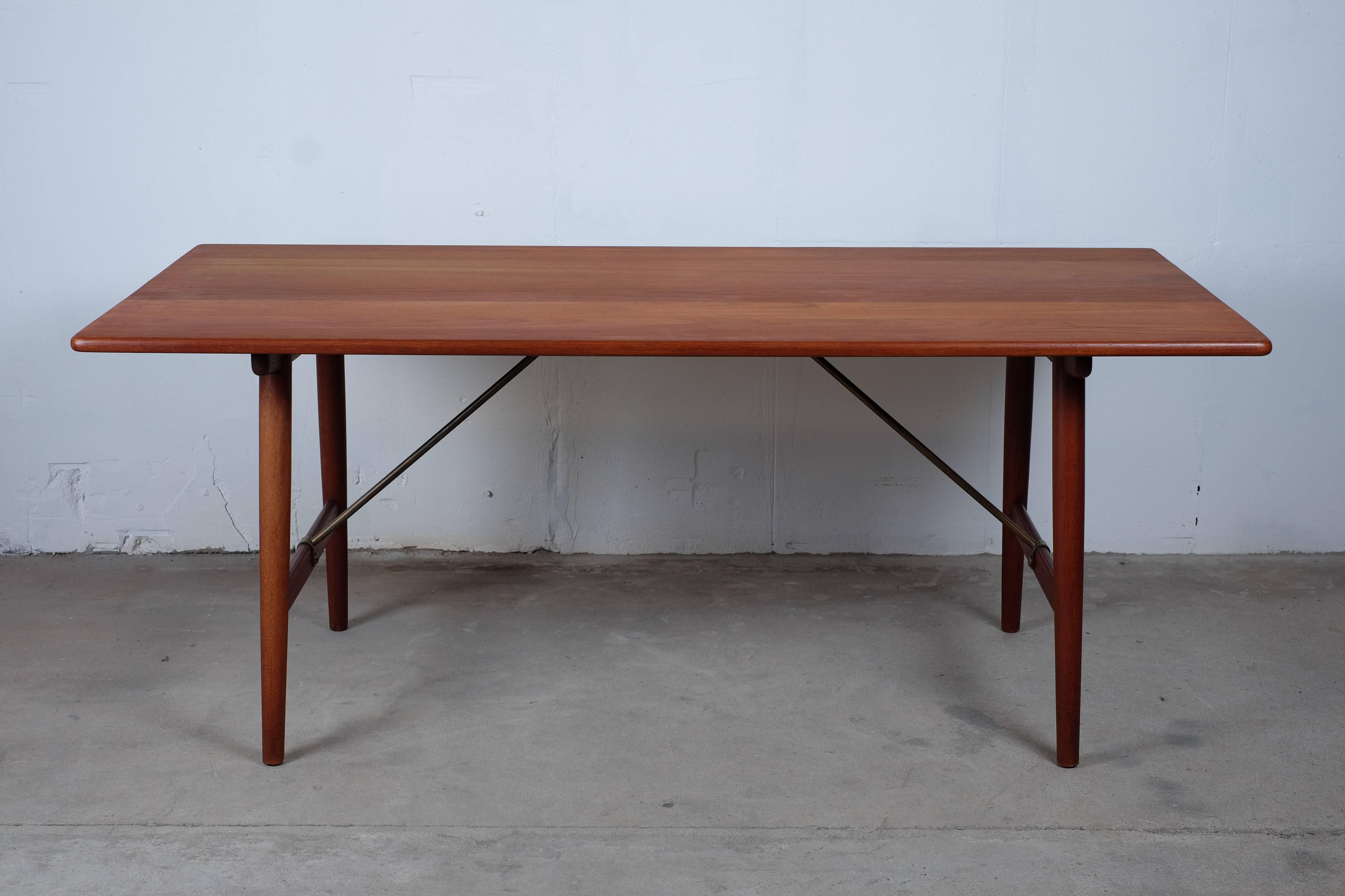 Rare and stunning 'hunting-table' with cross-legs in solid oak with brass trust base. Tabletop in solid teak. 

Amazing table in good condition, very similar to something Børge Mogensen has made, but I have not been able to find the designer.

