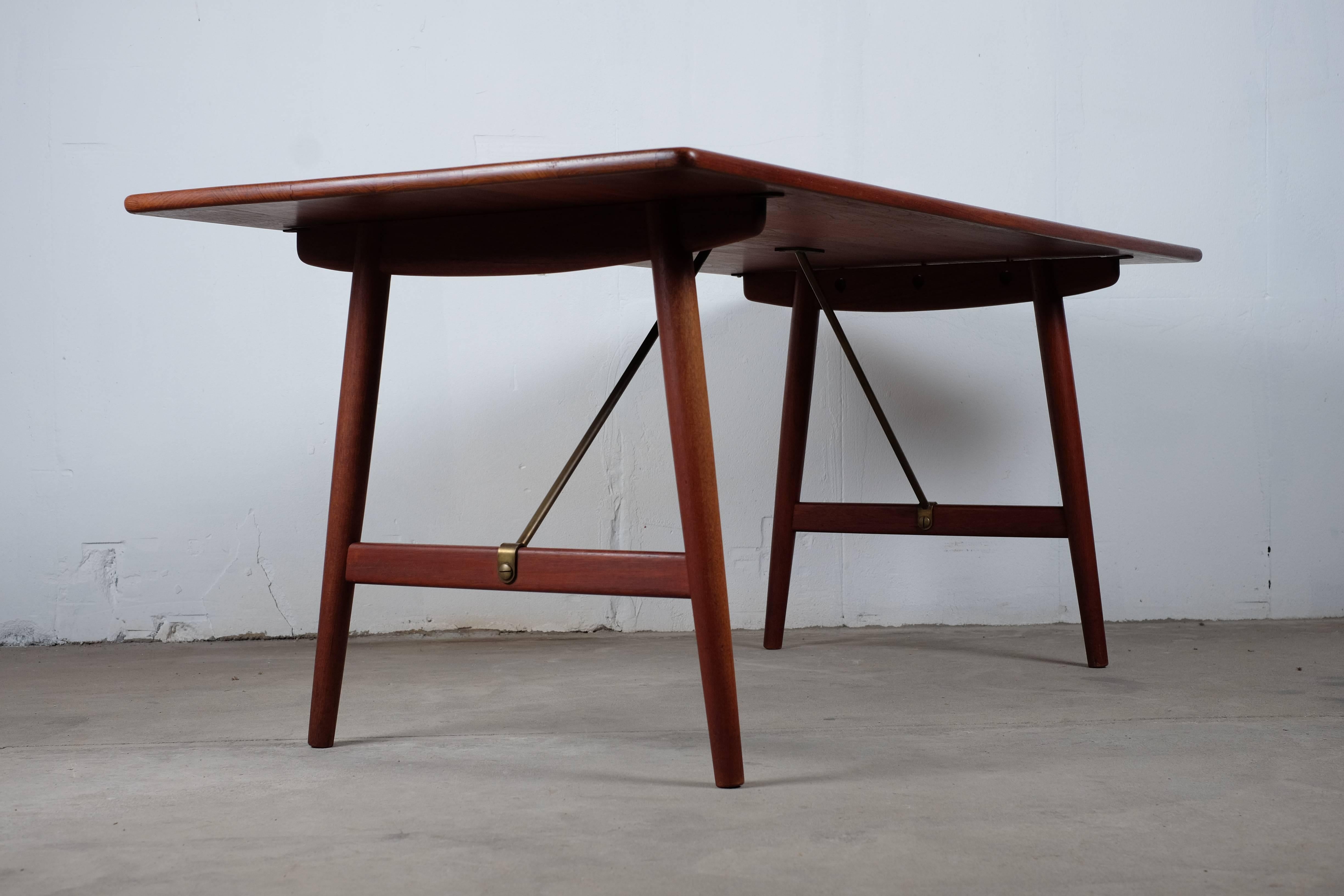 Mid-Century Modern 'Hunting Table' with Cross-Legs in Oak and Top in Solid Teak For Sale