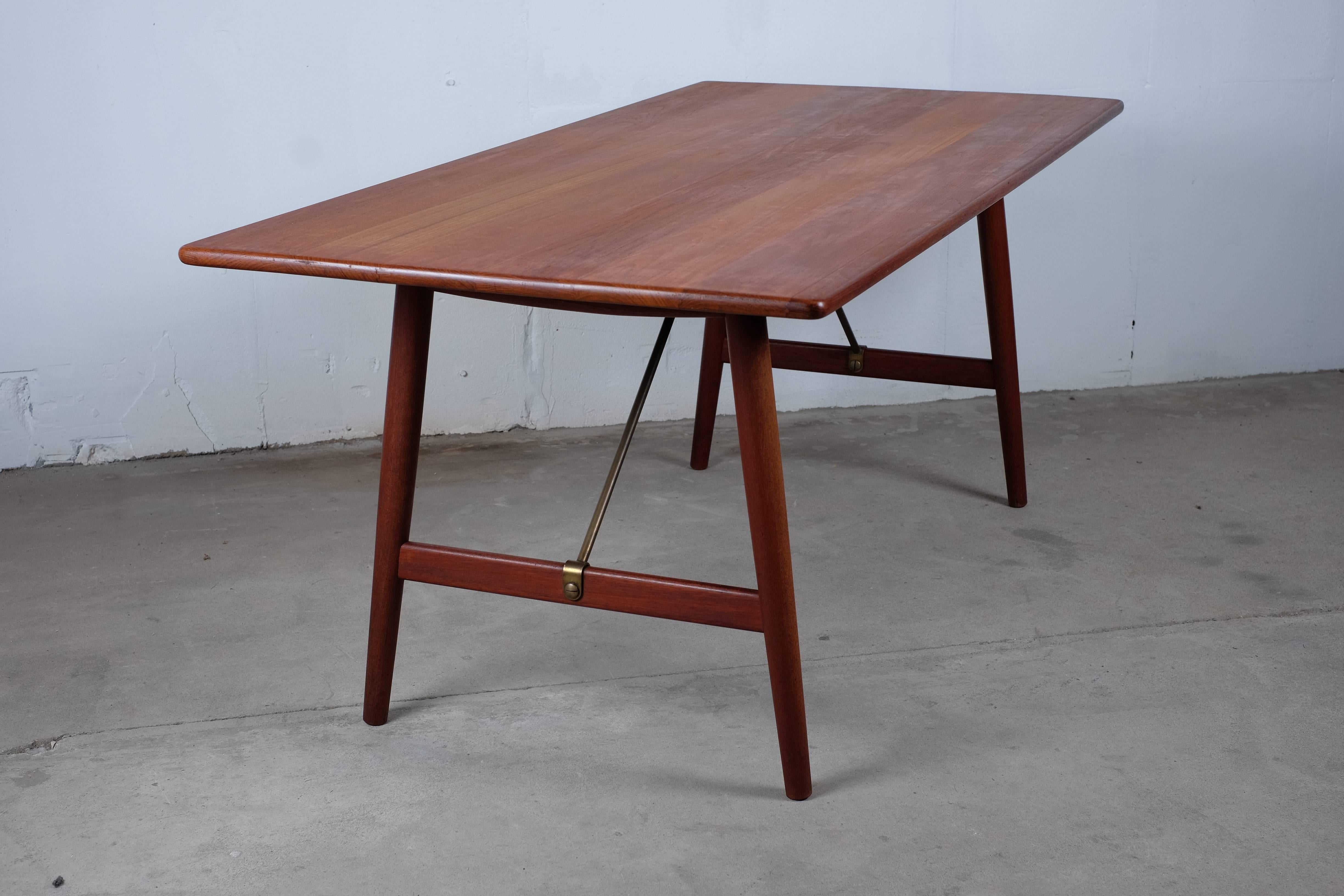 'Hunting Table' with Cross-Legs in Oak and Top in Solid Teak In Good Condition For Sale In Middelfart, Fyn