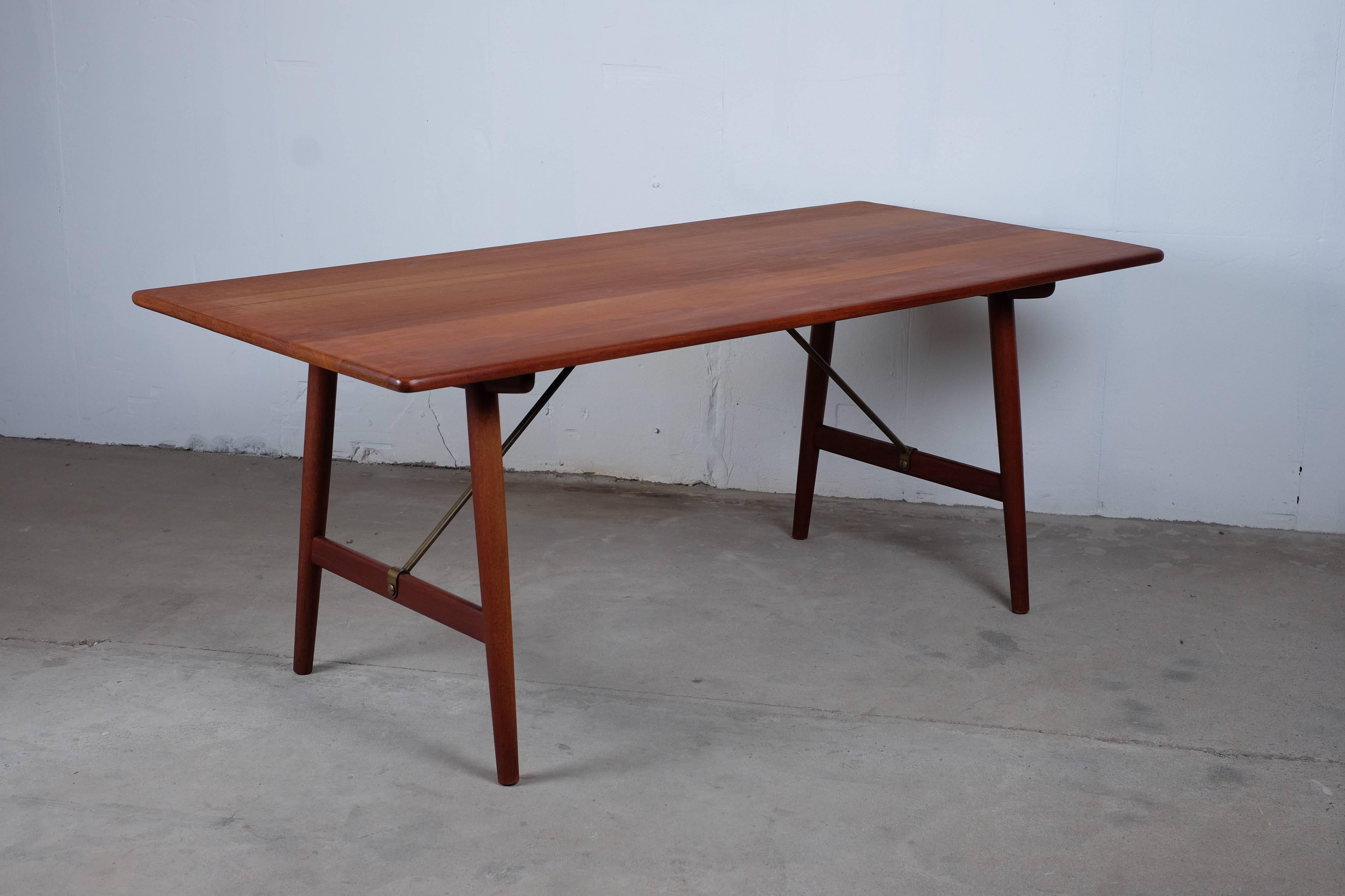 Brass 'Hunting Table' with Cross-Legs in Oak and Top in Solid Teak For Sale