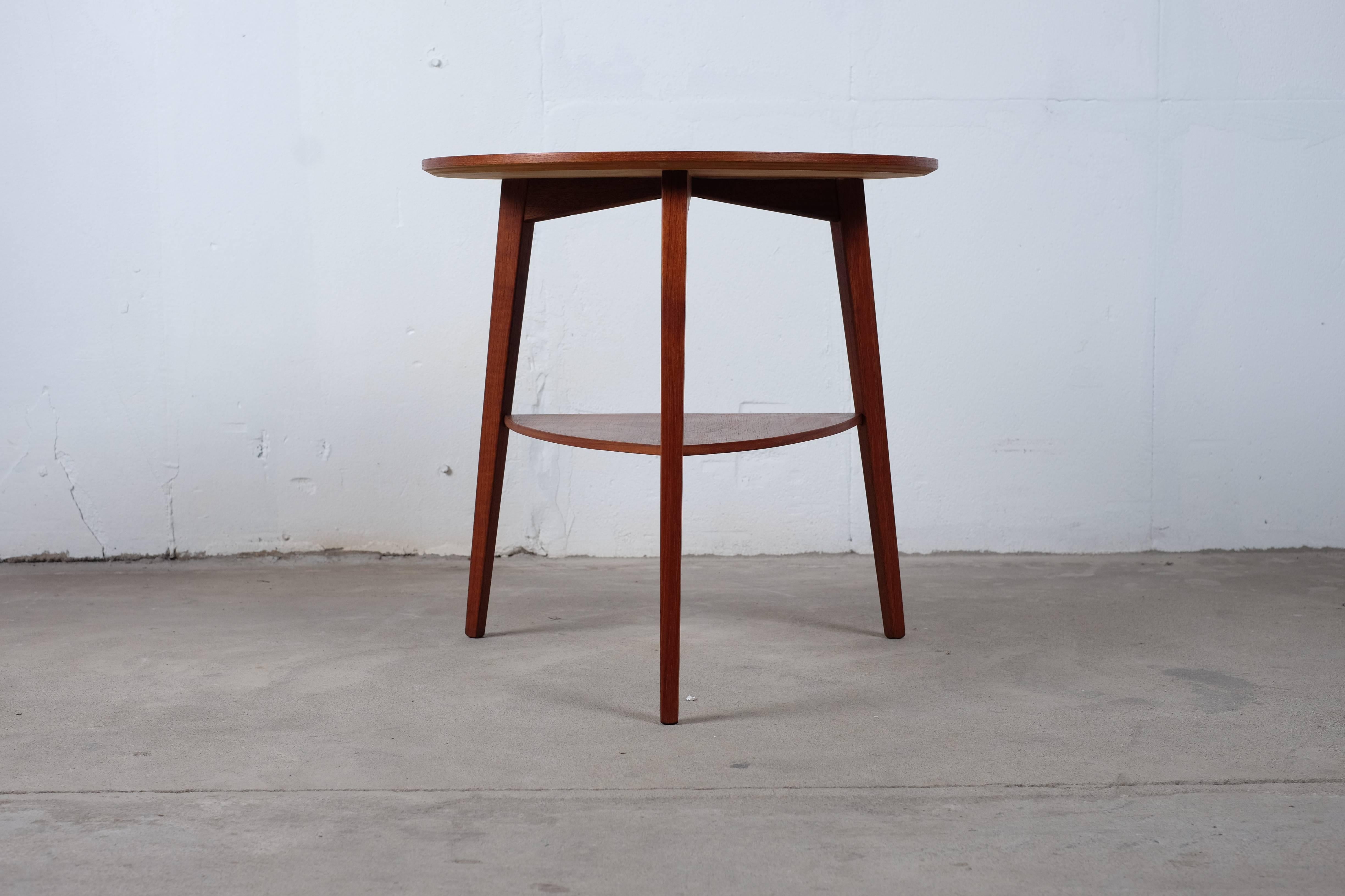 Danish Round Three-Legged Teak Side Table with Triangled Lower Shelf In Good Condition In Middelfart, Fyn