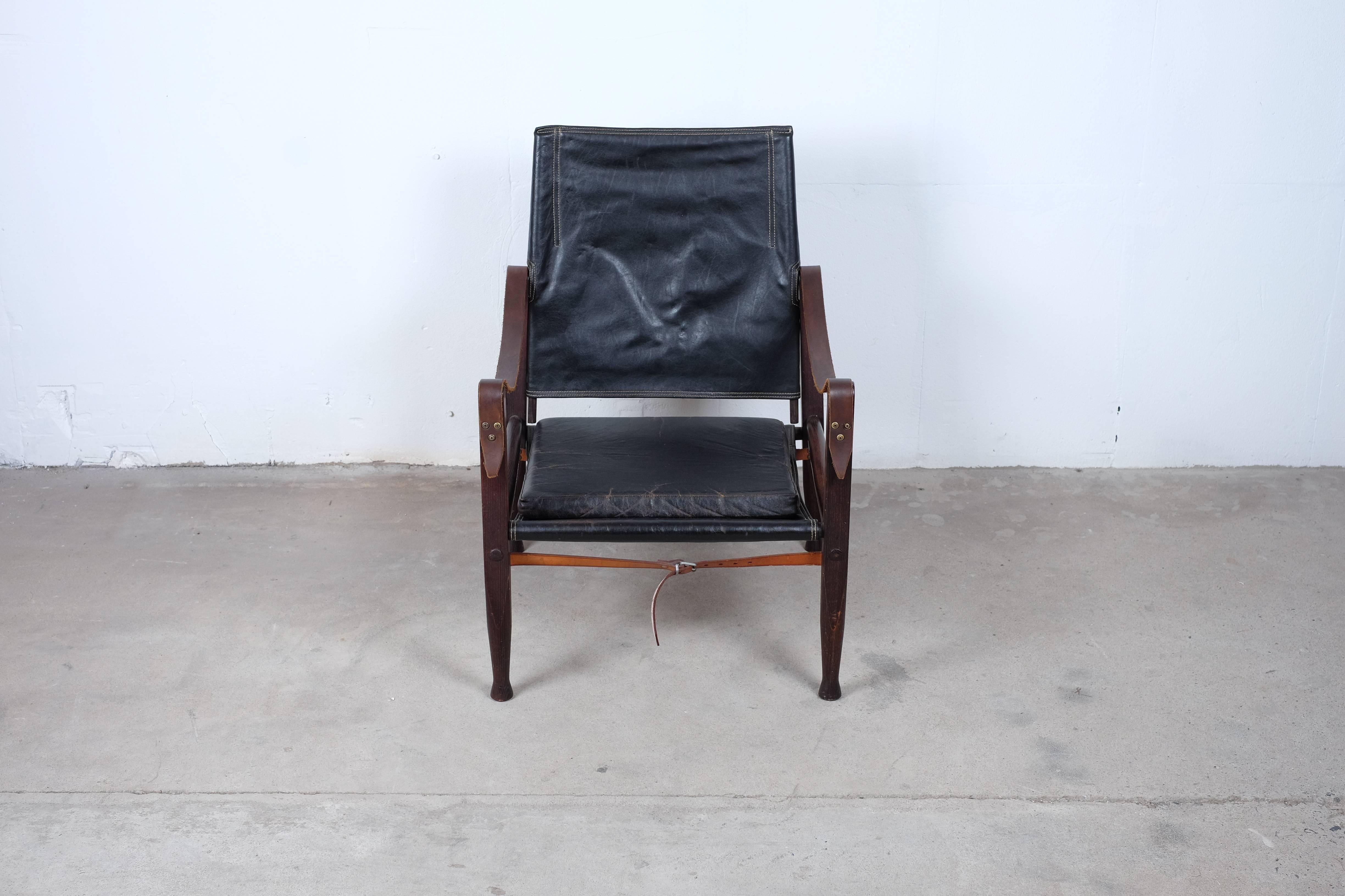 Stunning and original safari chair by Kaare Klint. The man behind the Classic safari chair from 1937, considered the Godfather of Danish design.

The chair was inspired by an English officer’s chair he had seen in an African travel guide.

This