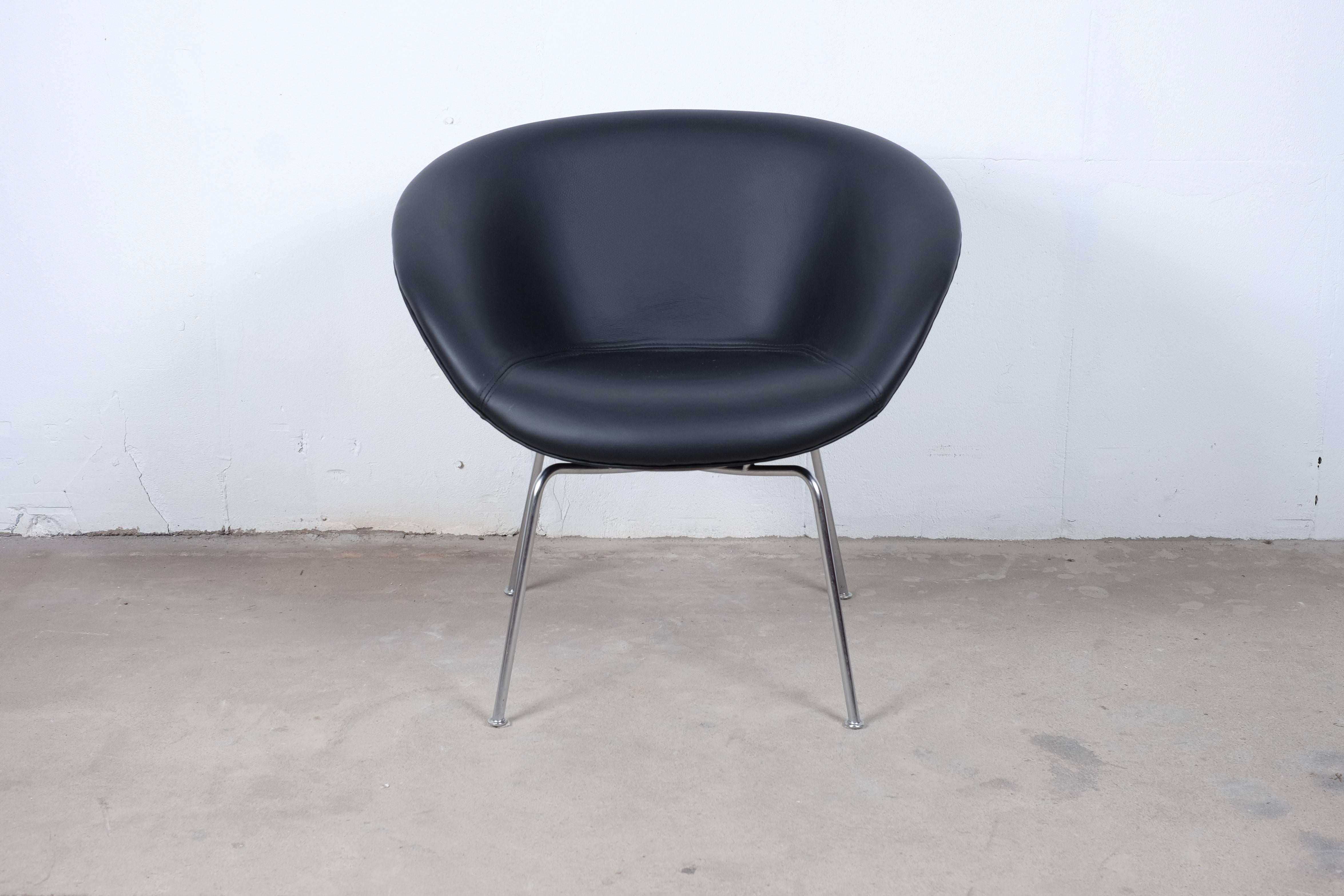 A stunning pot chair model number 3318 designed by Arne Jacobsen for Fritz Hansen in the 1950s. Reupholstered with black leather on chromed tubular steel legs, all in an excellent original condition.

A rare and unusual design by Arne Jacobsen the