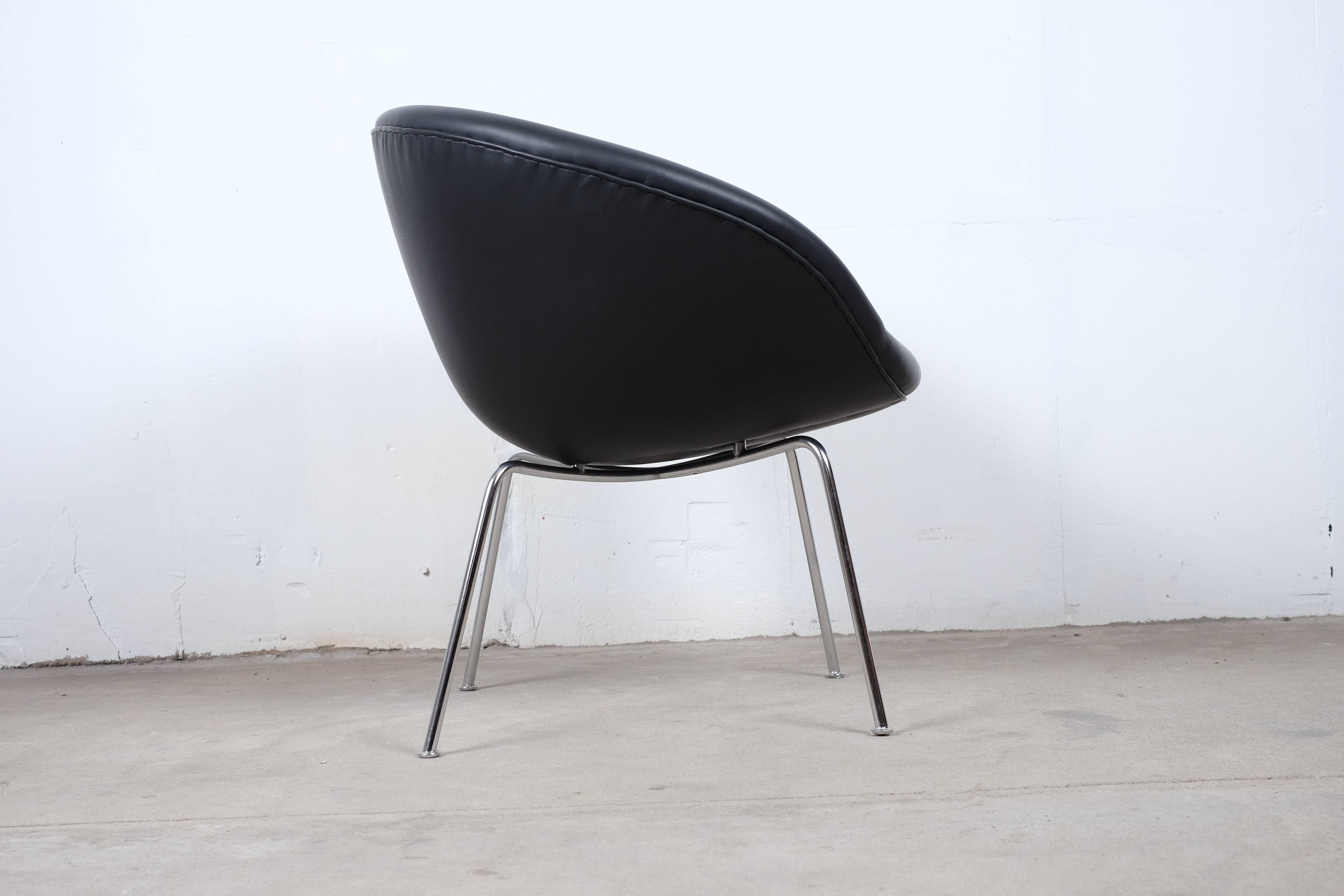Stunning Reupholstered Pot Chair Designed by Arne Jacobsen In Excellent Condition For Sale In Middelfart, Fyn