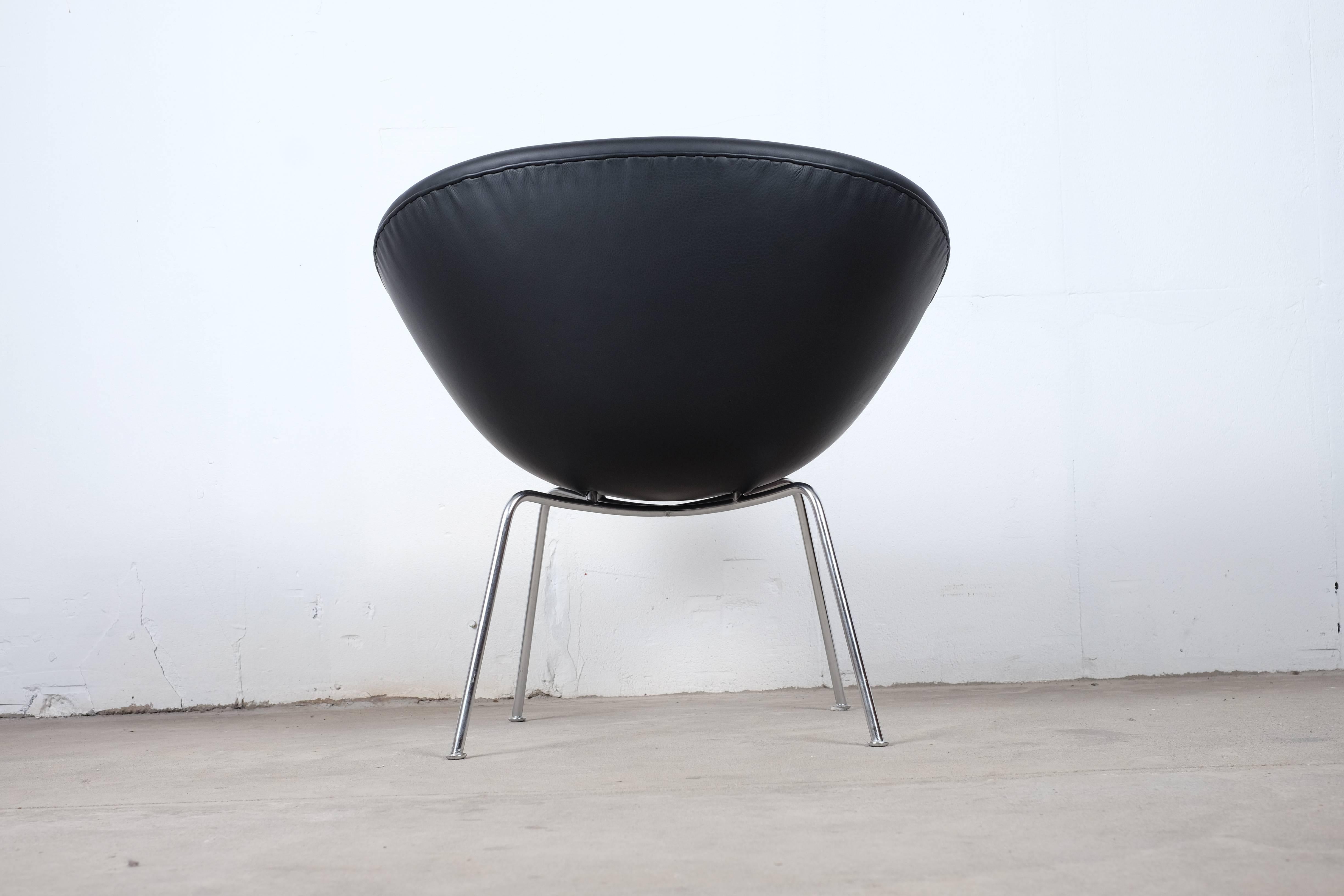 Mid-20th Century Stunning Reupholstered Pot Chair Designed by Arne Jacobsen For Sale