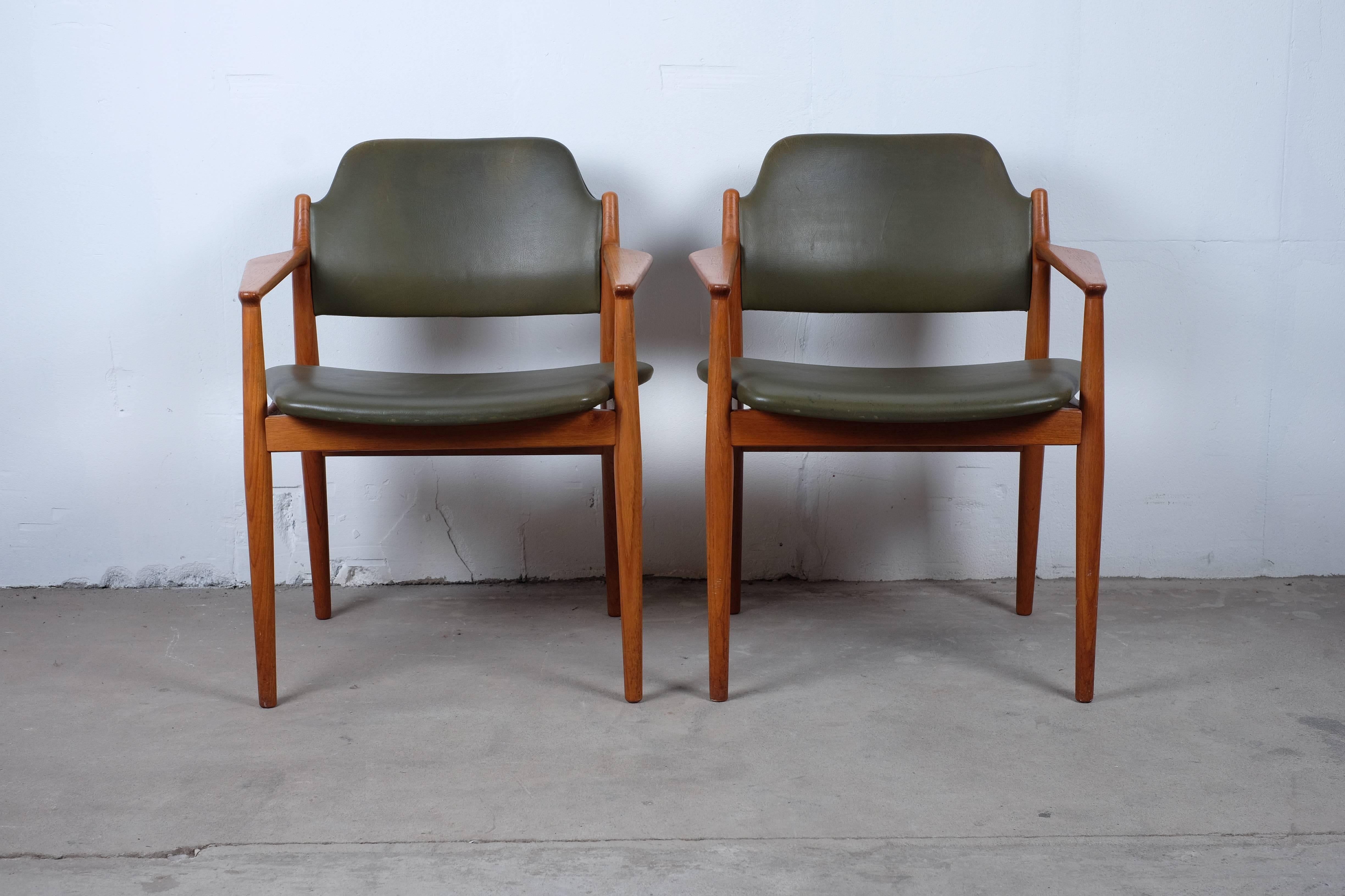 An awesome set of two teak armchairs by Arne Vodder for Sibast. 

The flared armrests and floating seats makes this chair very beautiful and the proportions and contoured backrest make them very comfortable to sit in.

The frames are constructed