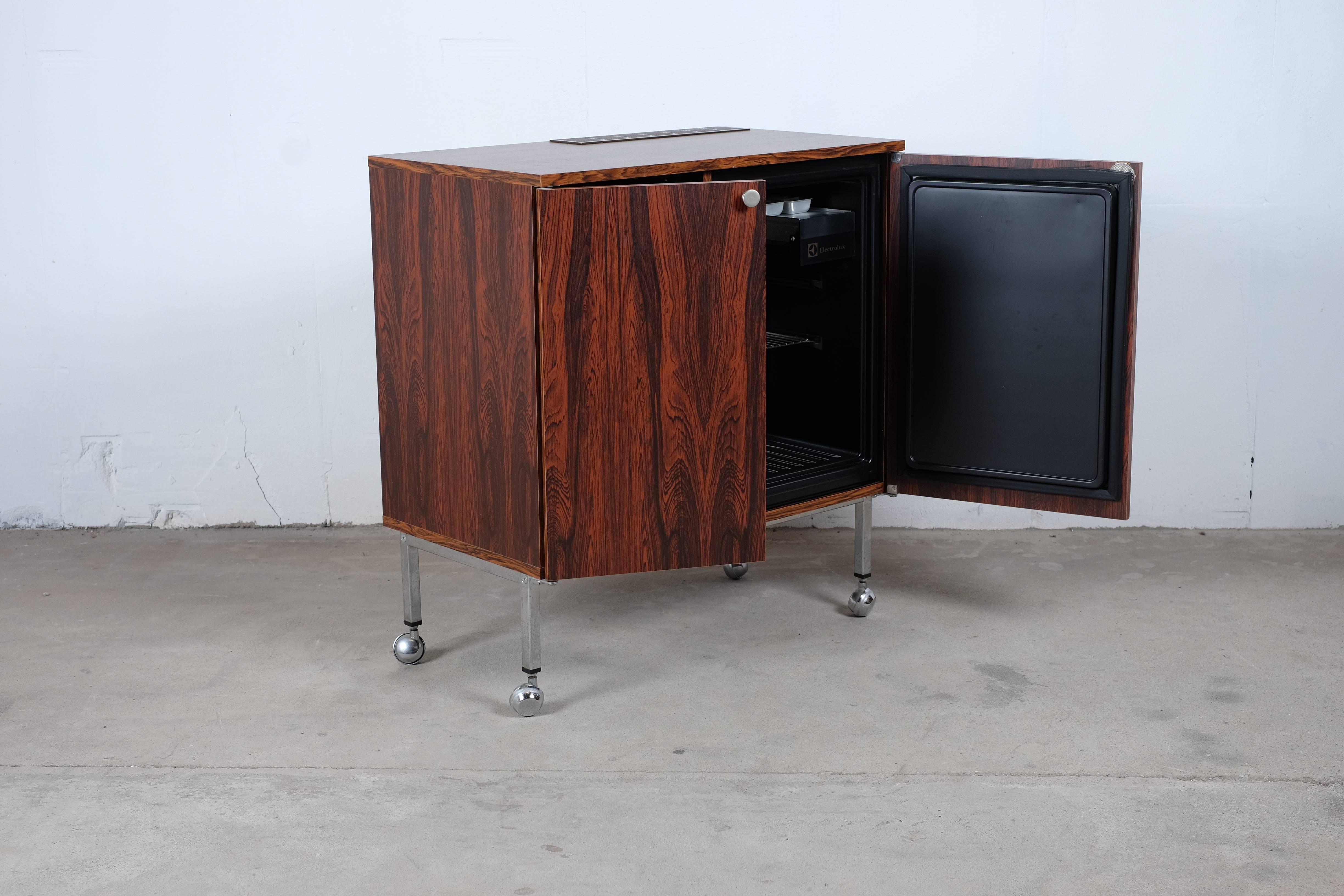 Danish Mid-Modern Rosewood Bar with Fridge For Sale 1