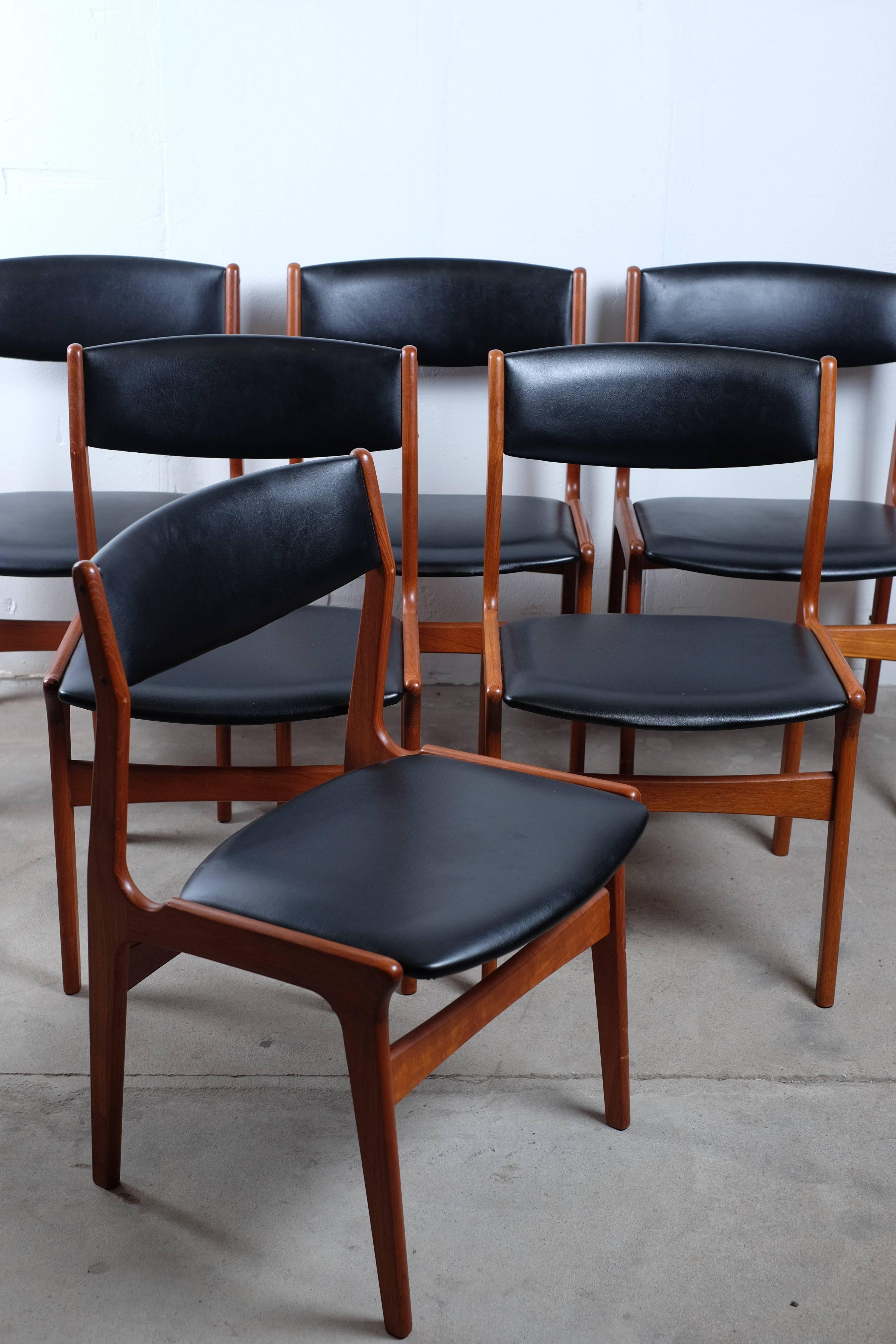 This very beautiful set of six minimalistic dining chairs was made in the 1960s by Nova. 

The chairs are in very good condition and has black artificial leather which also are in good condition, with few signs of age related wear. 

They