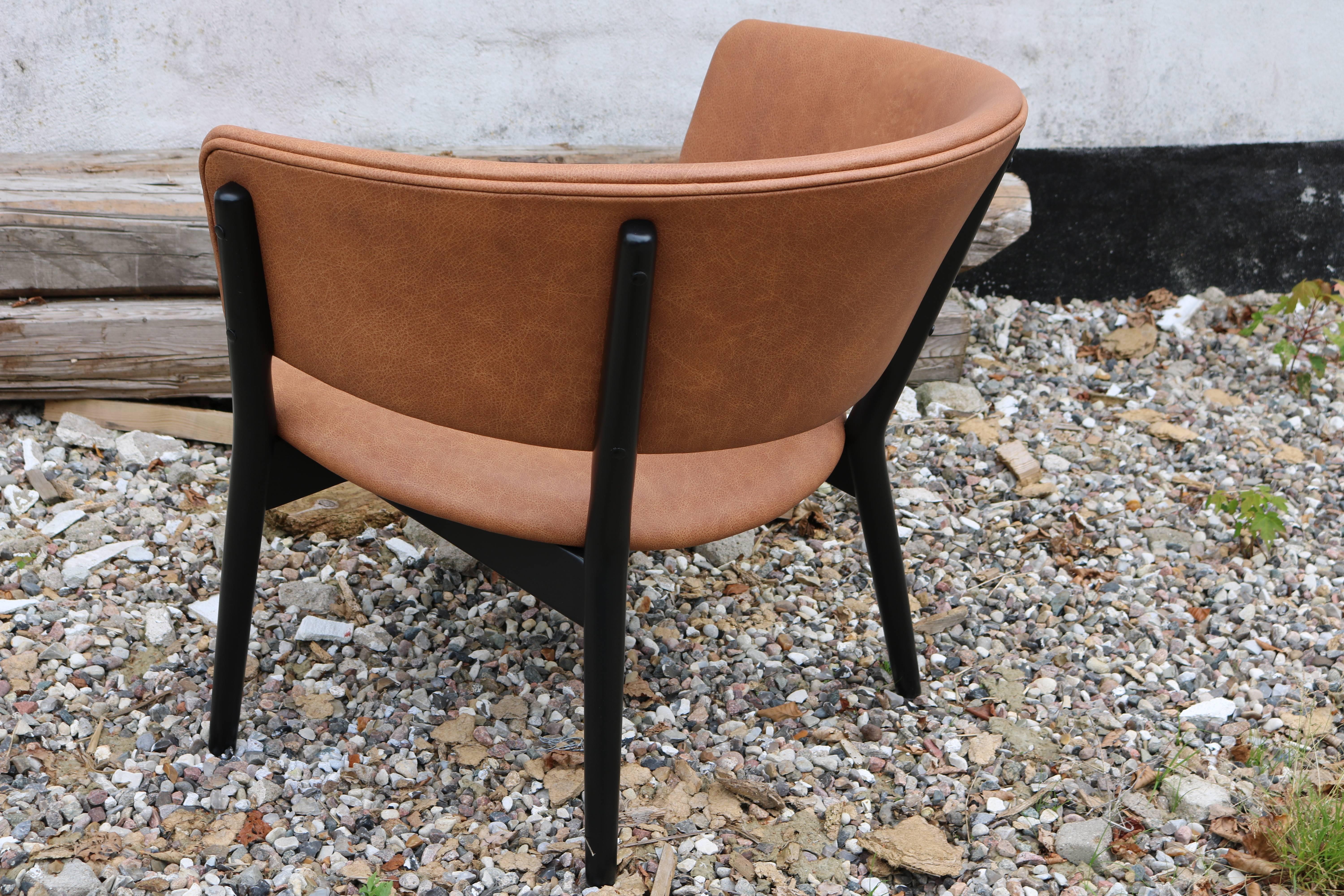 This very beautiful Nanna Ditzel easy chair is newly upholstered with leather and freshly painted in black by a professional

The chair was designed by Ditzel in 1952, manufactured by Søren Willadsen. (Model ND83), each leg is a single piece of
