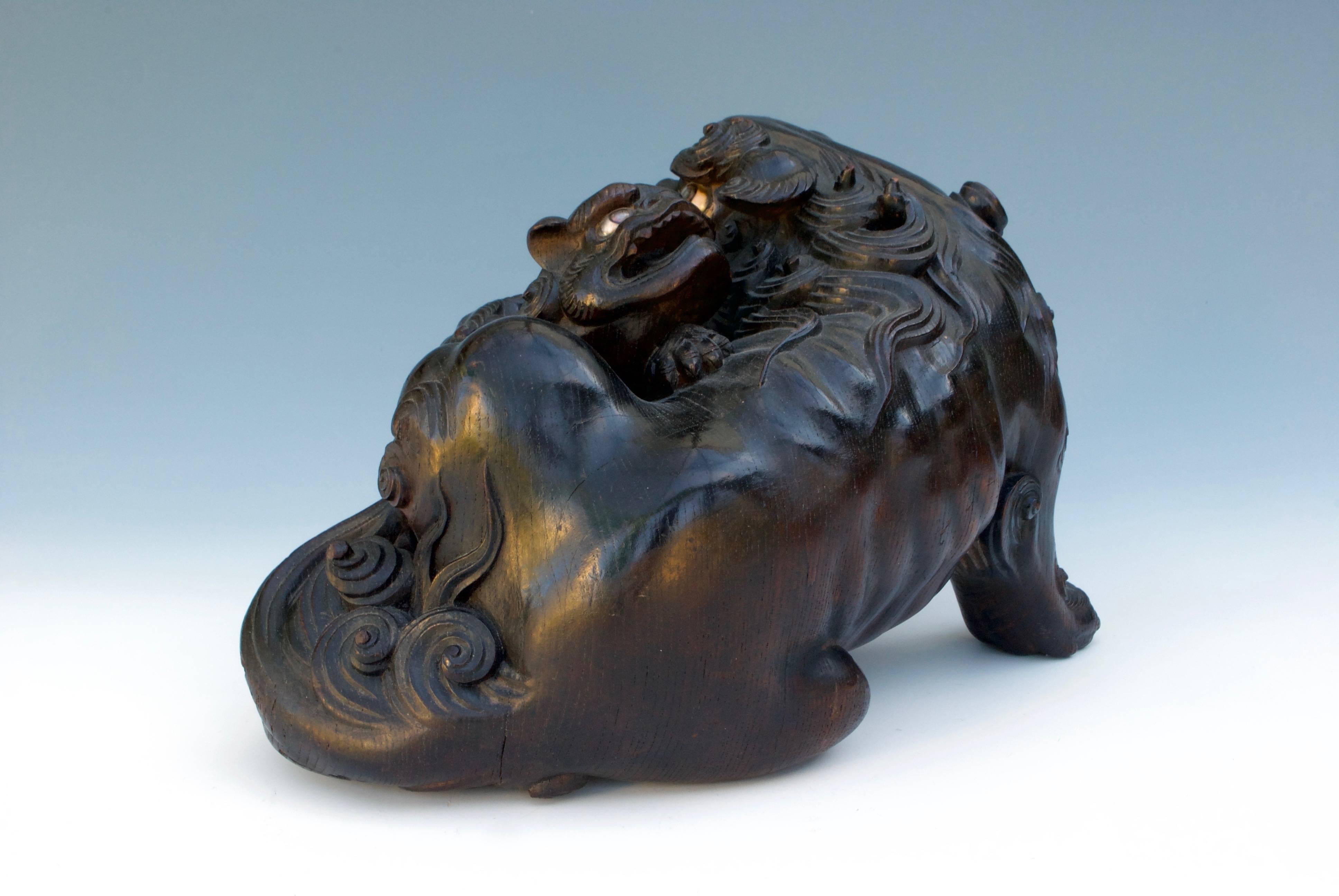 Japanese Wood sculpture Okimono of two lions In Good Condition In MILANO, IT