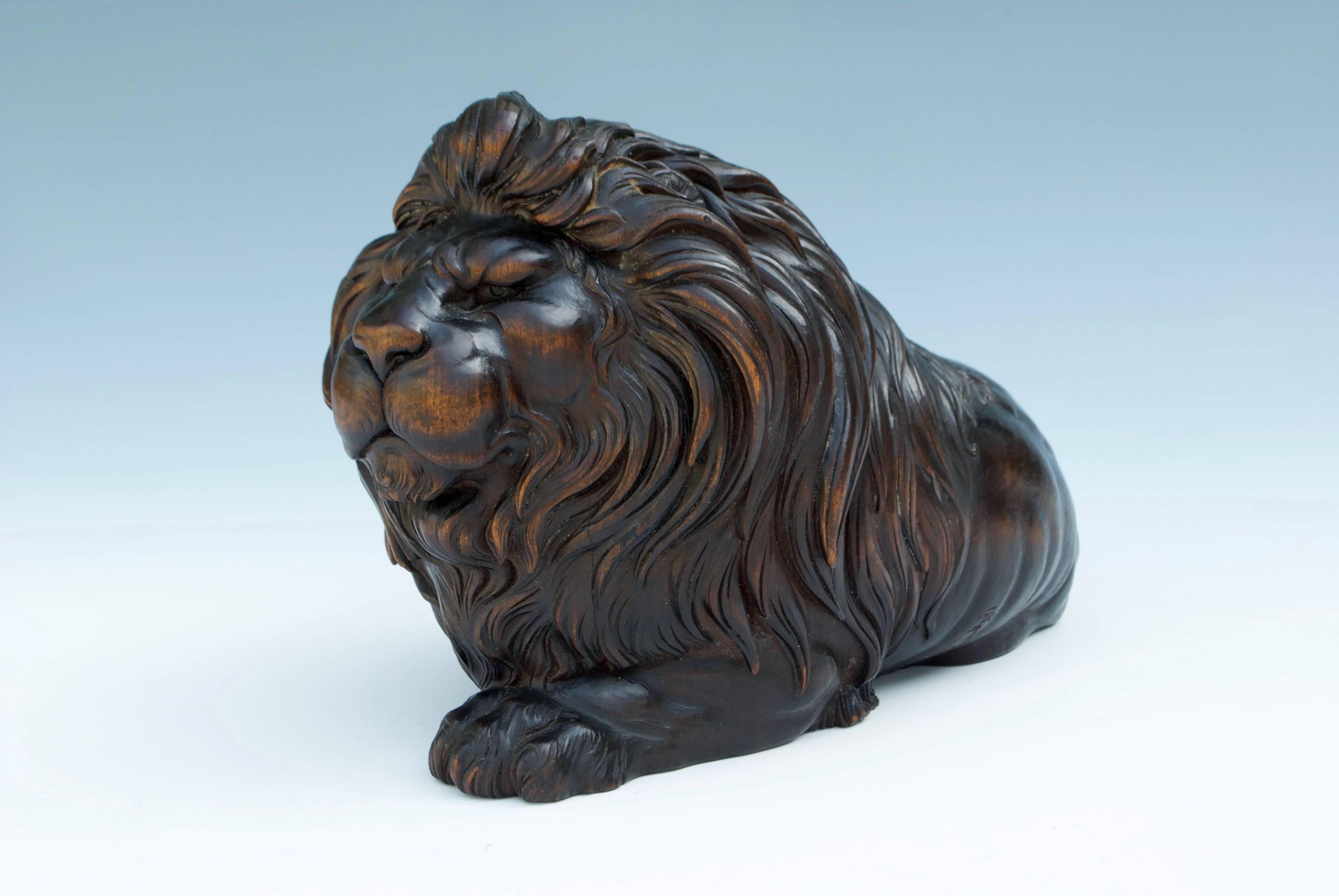 Japanese Wood sculpture Okimono of Lion In Good Condition For Sale In MILANO, IT