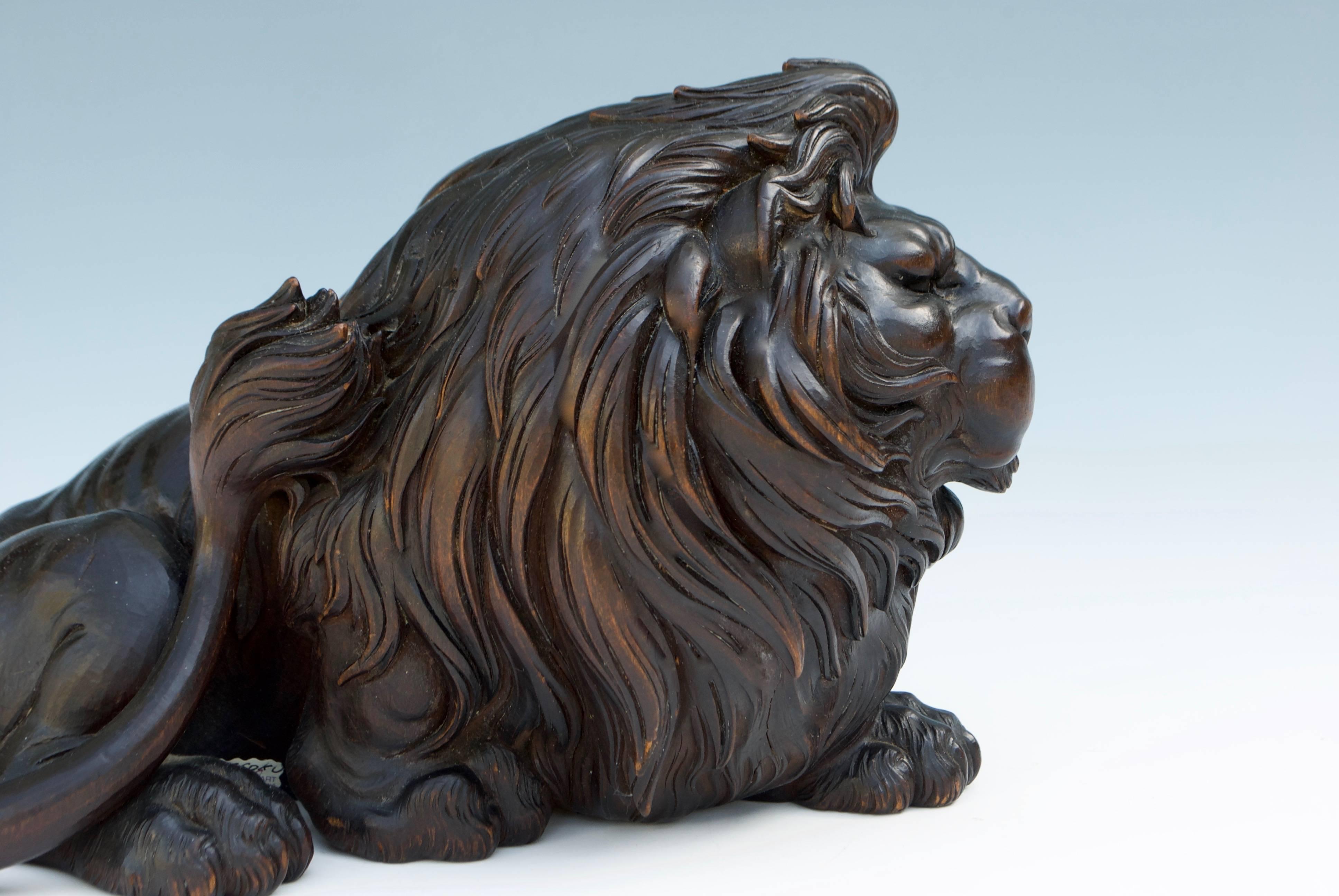 Japanese Wood sculpture Okimono of Lion For Sale 2