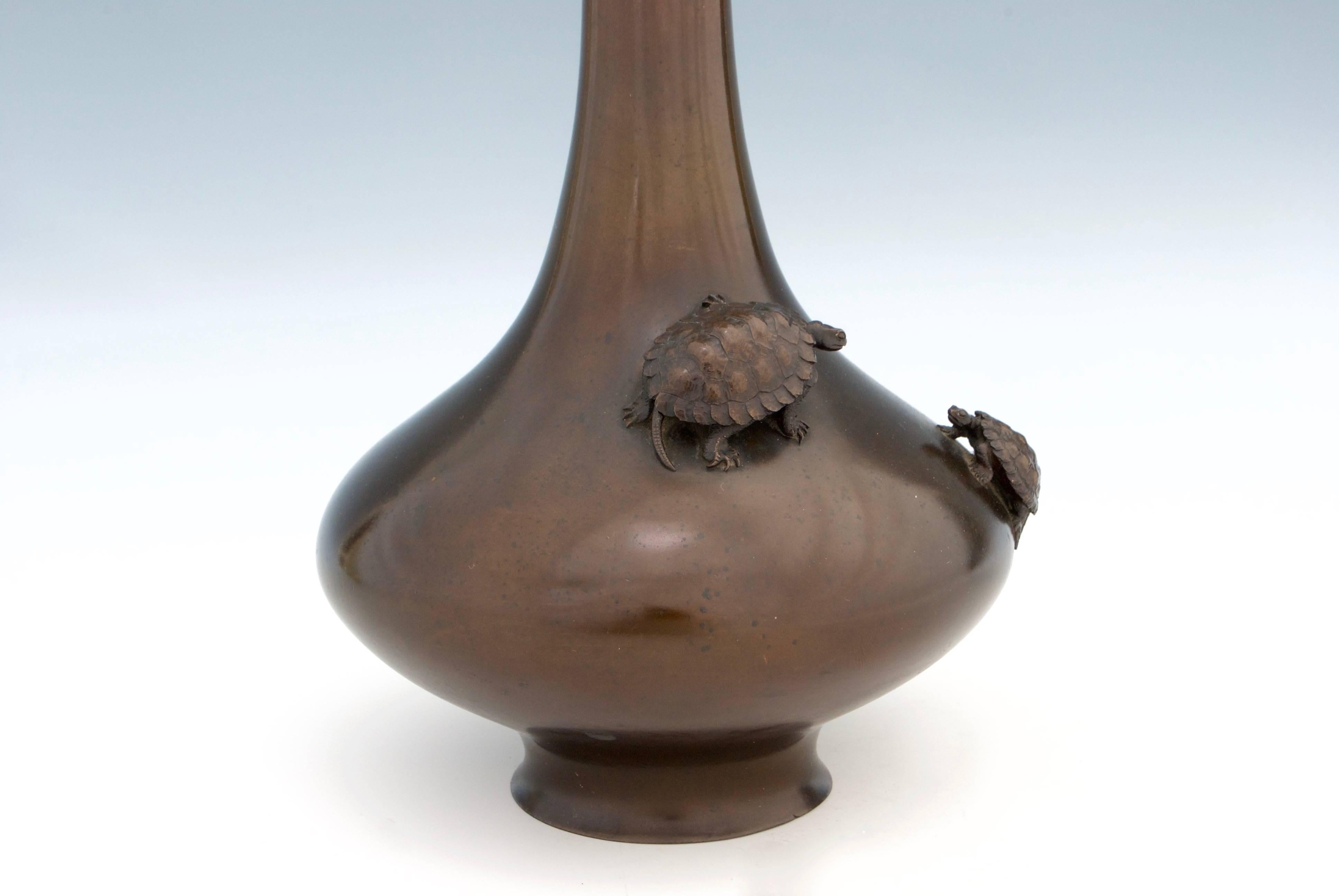 Japanese Bronze Vase of Two Turtles Looking at Each Other In Good Condition For Sale In MILANO, IT