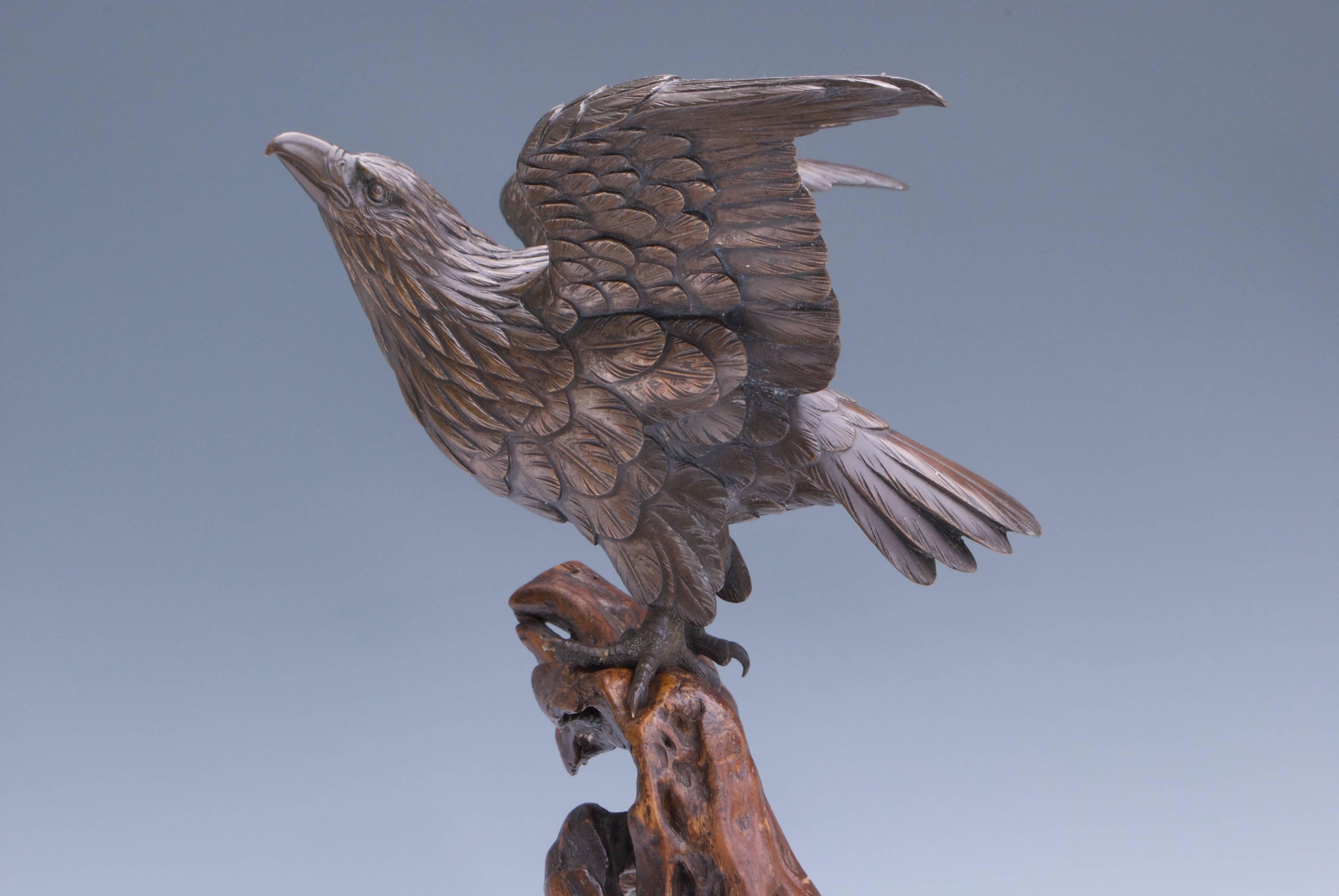 Japanese Bronze Sculpture Okimono of an Eagle In Good Condition For Sale In MILANO, IT