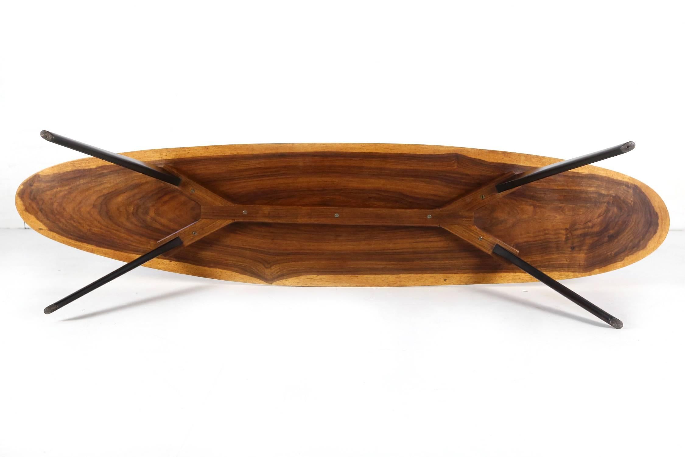 Vintage Italian Surfboard Coffee Table in Solid Walnut and Rosewood, 1960s In Excellent Condition For Sale In Ghent, BE
