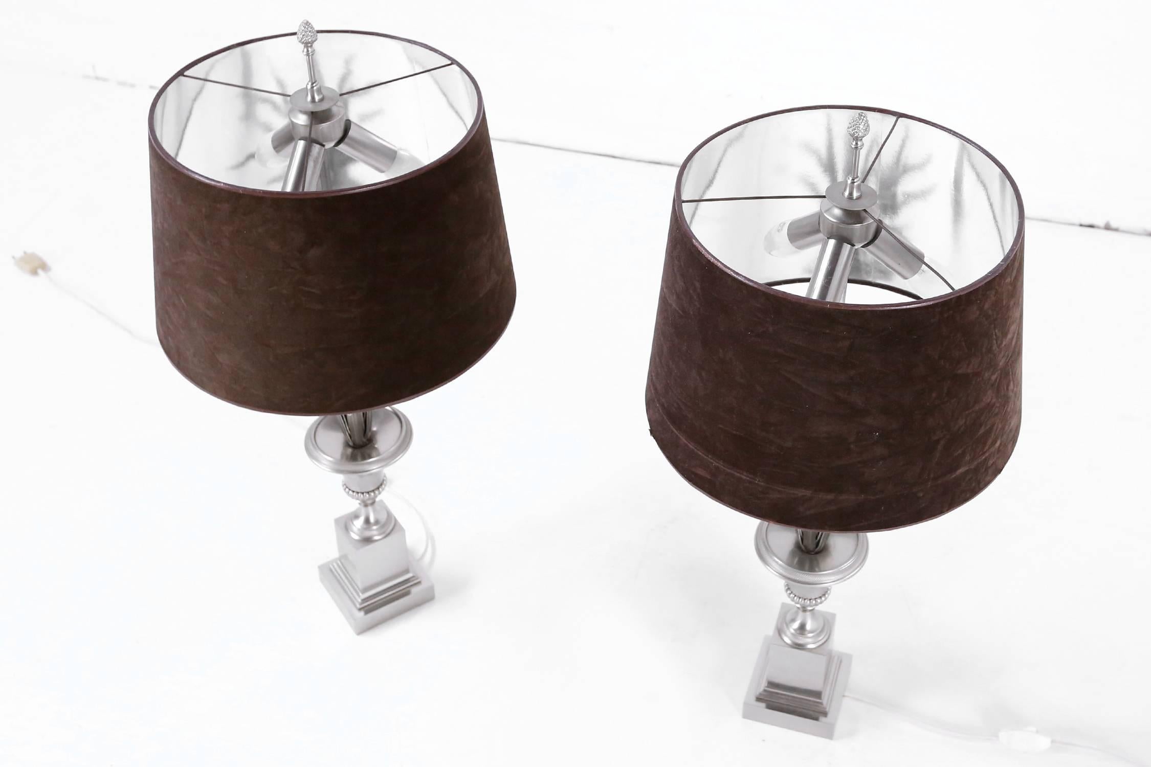 Pair of table lamps with palm leaves of the 1970s in aluminium.
In excellent and working condition, each lamp has
three-light points.
Shades in brown felt.
  