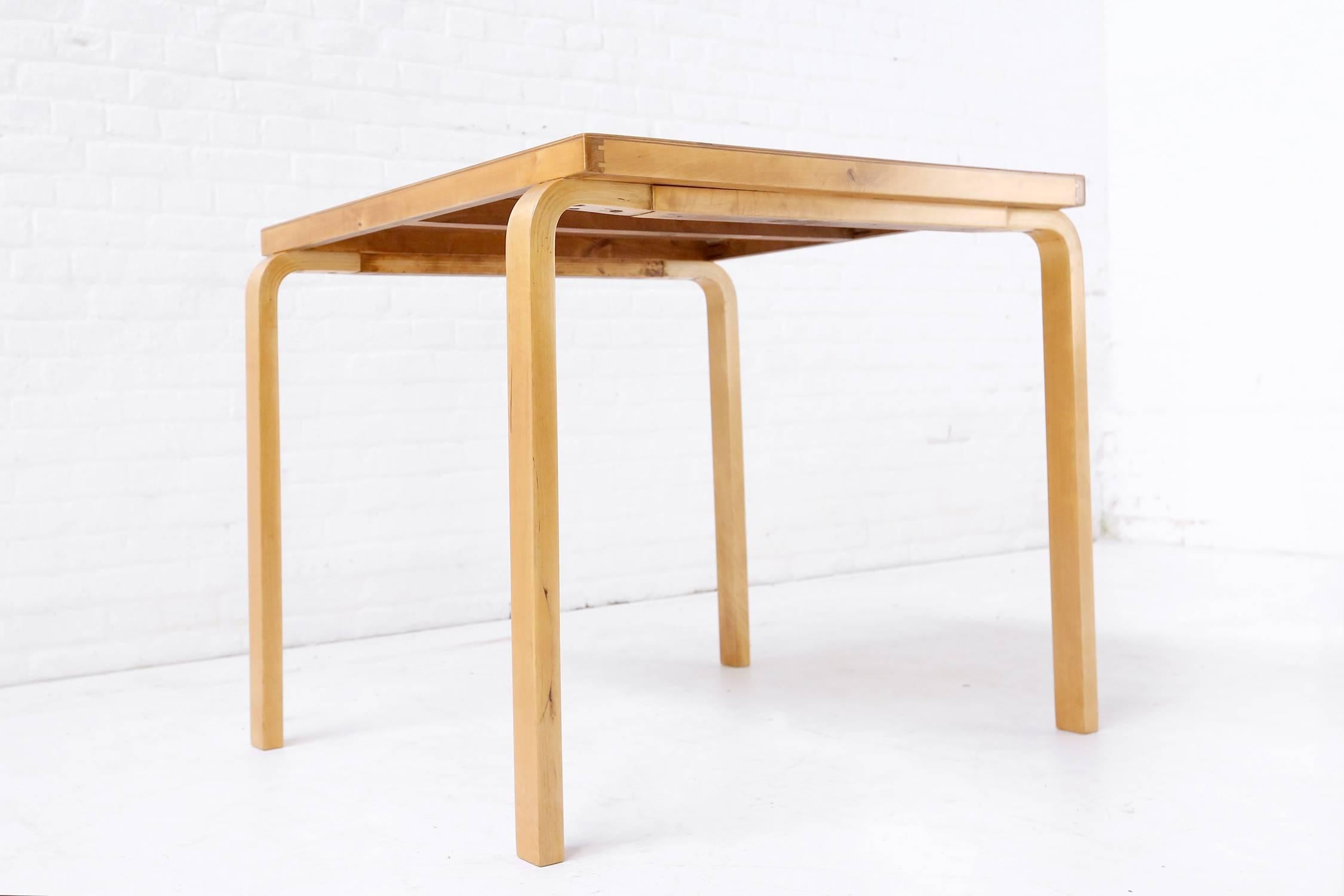 Small table or desk in birch plywood by Alvar Aalto, designed and made in the 1930s, metal Finmar label under the table.
This table has been professionally re-polished
It is a clear example of how Aalto obviated to the problem of connection
