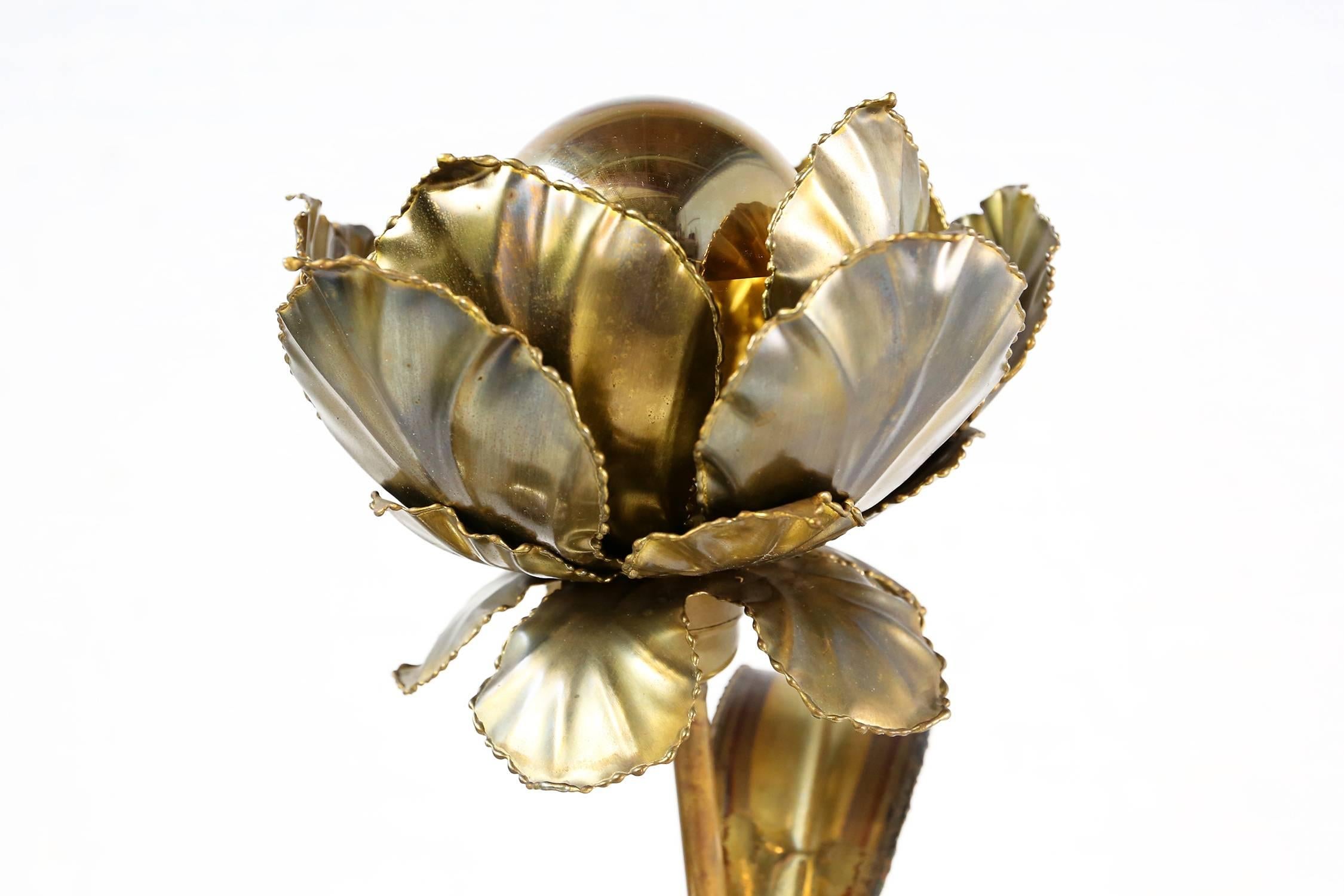 Sculptural floor lamp designed by Maison Jansen, manufactured in France, circa 1970.
This very decorative lamp is made of high quality brass in the shape of beautiful flowers, making this lamp a true art piece! When lit, it creates an amazing
