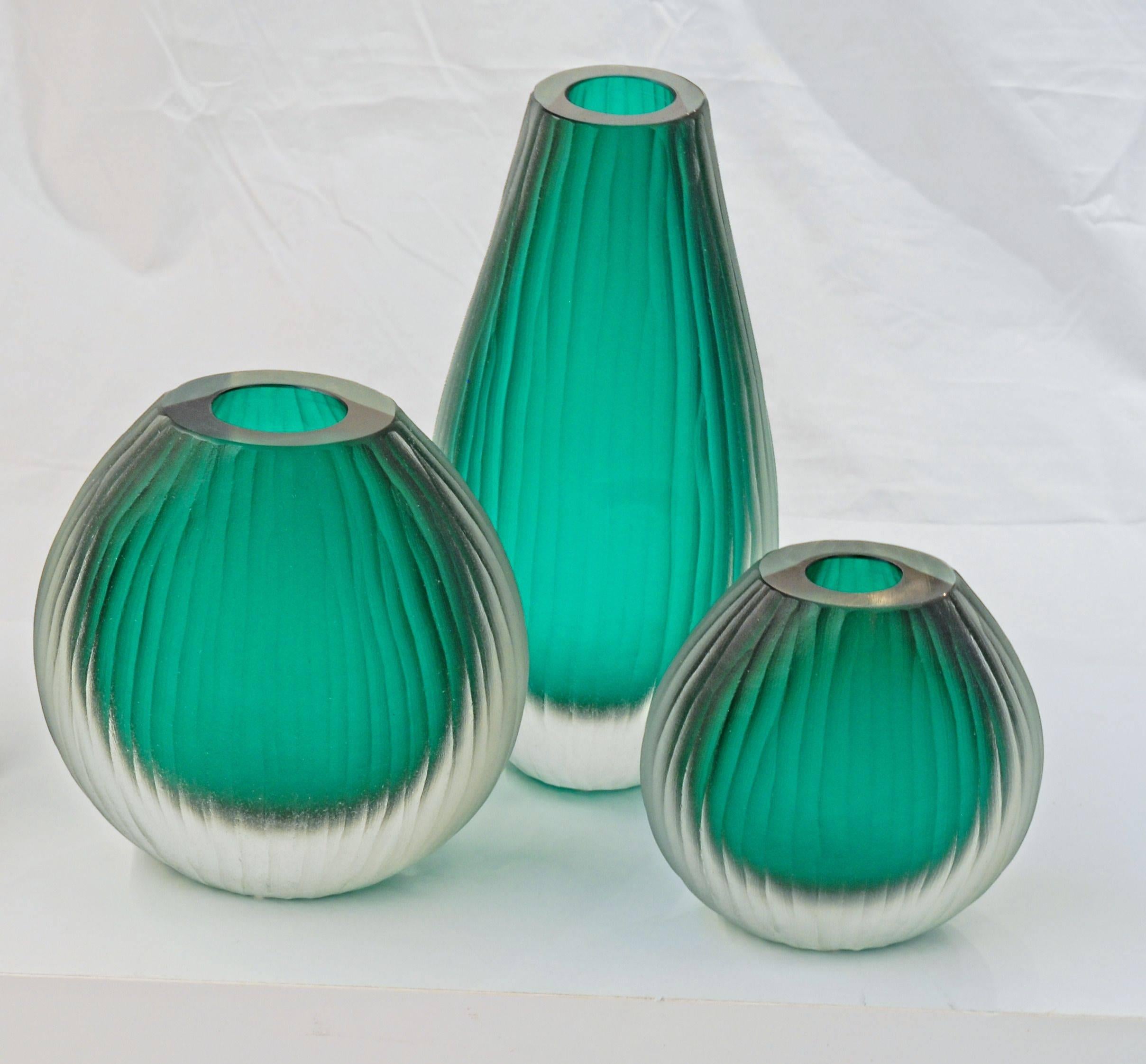 Modern Emerald Green Sommerso Trittico Vase, Battuto Finish, Murano Made