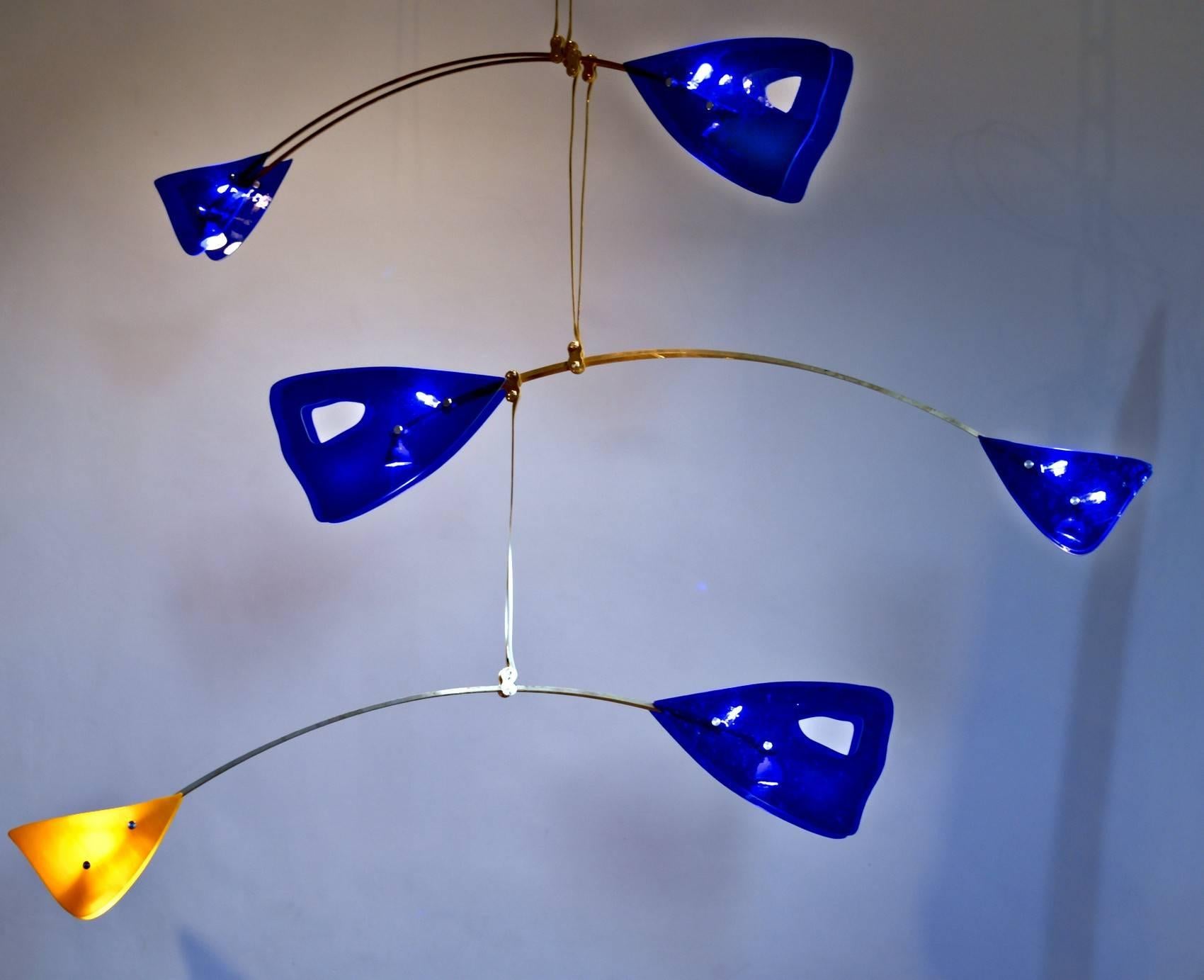 Mid-Century Modern CINETICO Illuminated Sculpture Murano Glass Brass Mobile Chandelier, Cobalt For Sale