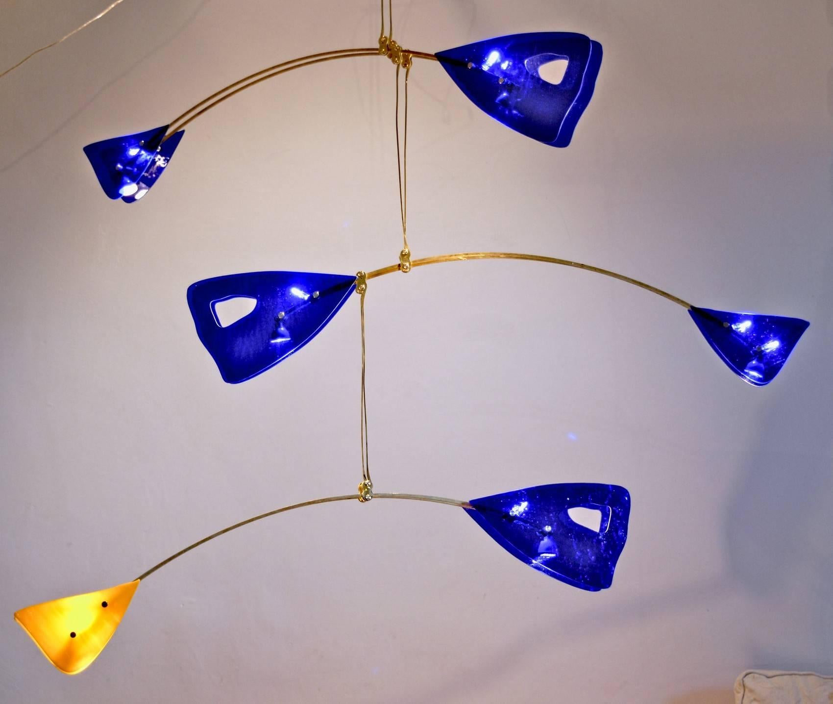 CINETICO Illuminated Sculpture Murano Glass Brass Mobile Chandelier, Cobalt For Sale 9