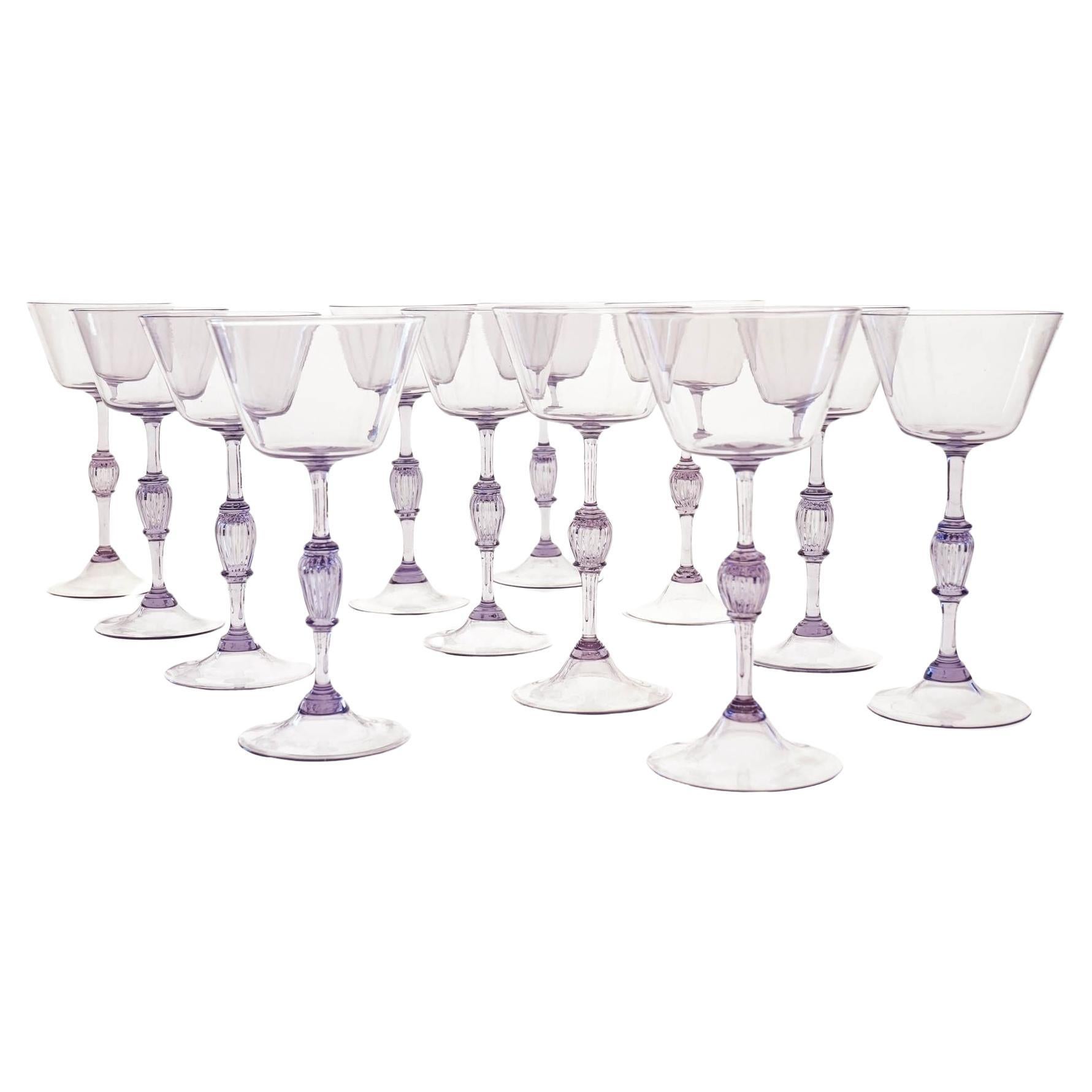 Ti presentiamo un set unico e raro di 12 flauti di vetro ciclamino.
Realizzato a Murano negli anni '50 da Cenedese. È quasi impossibile trovare un set completo di 12 pezzi.
Questo set completo di 12 flauti in vetro ciclamino è un must per tutti i