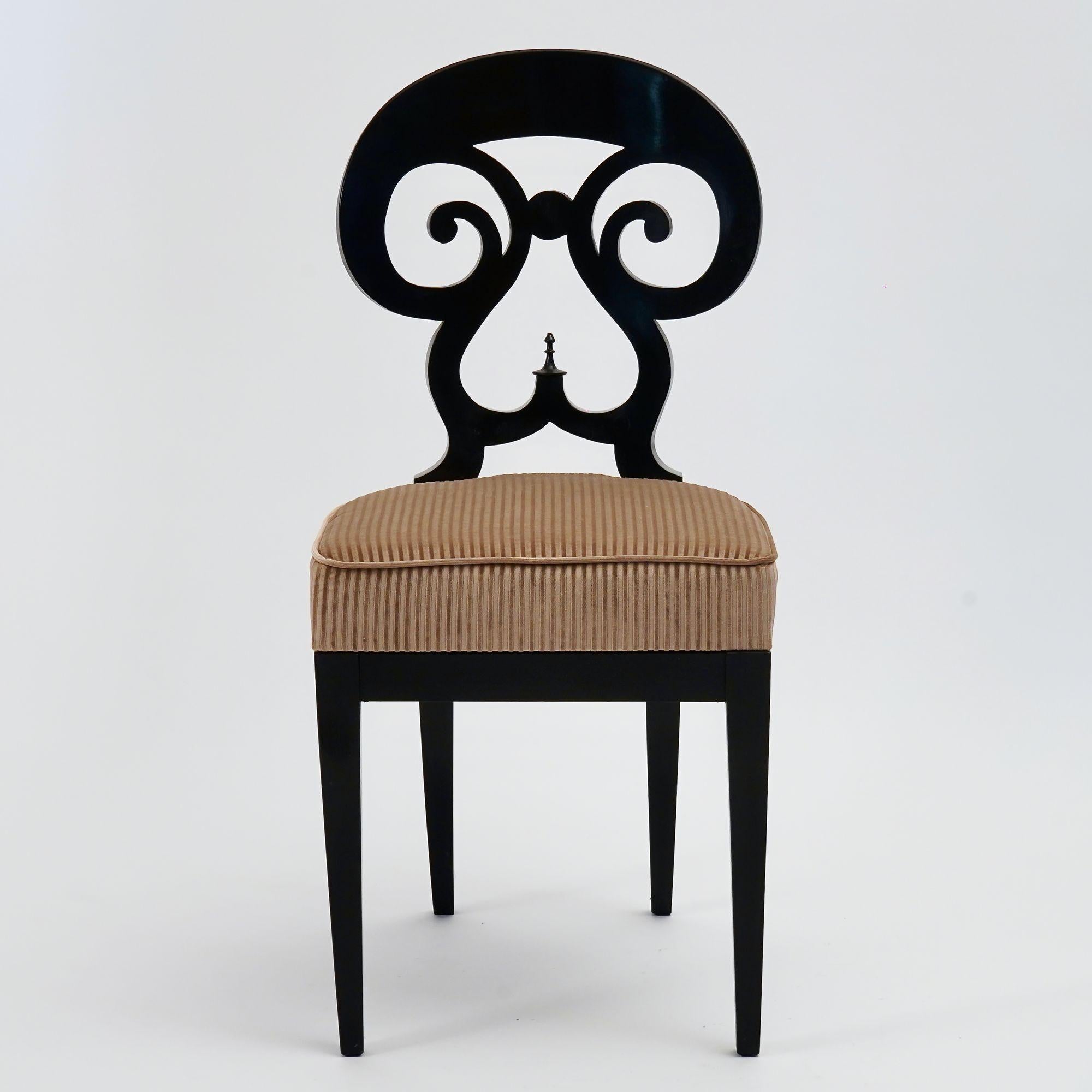 XXI secolo e contemporaneo Eclectica, set di 8 sedie da pranzo Biedermeier ebanizzate, ognuna in uno stile diverso in vendita