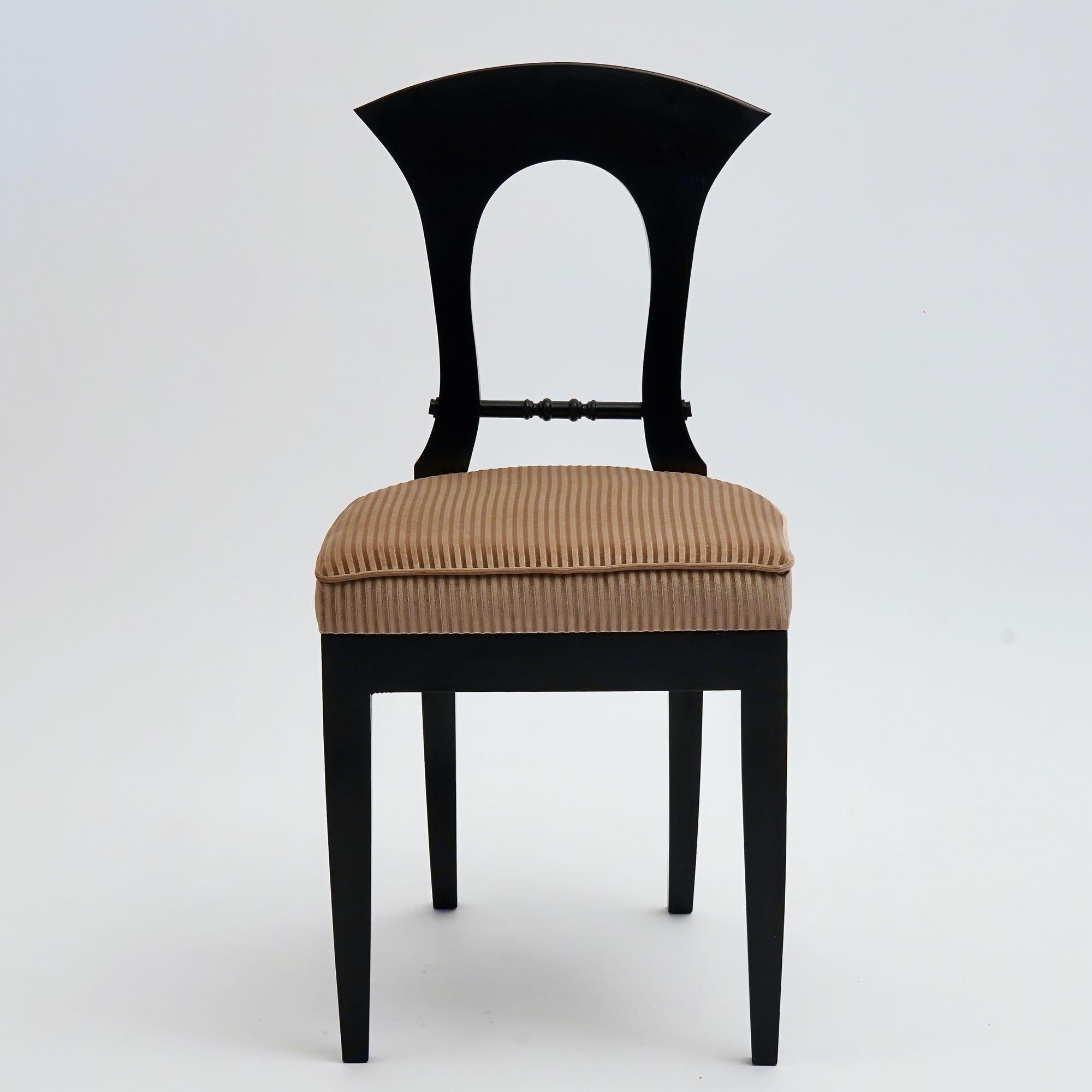 Eclectica, set di 8 sedie da pranzo Biedermeier ebanizzate, ognuna in uno stile diverso in vendita 7
