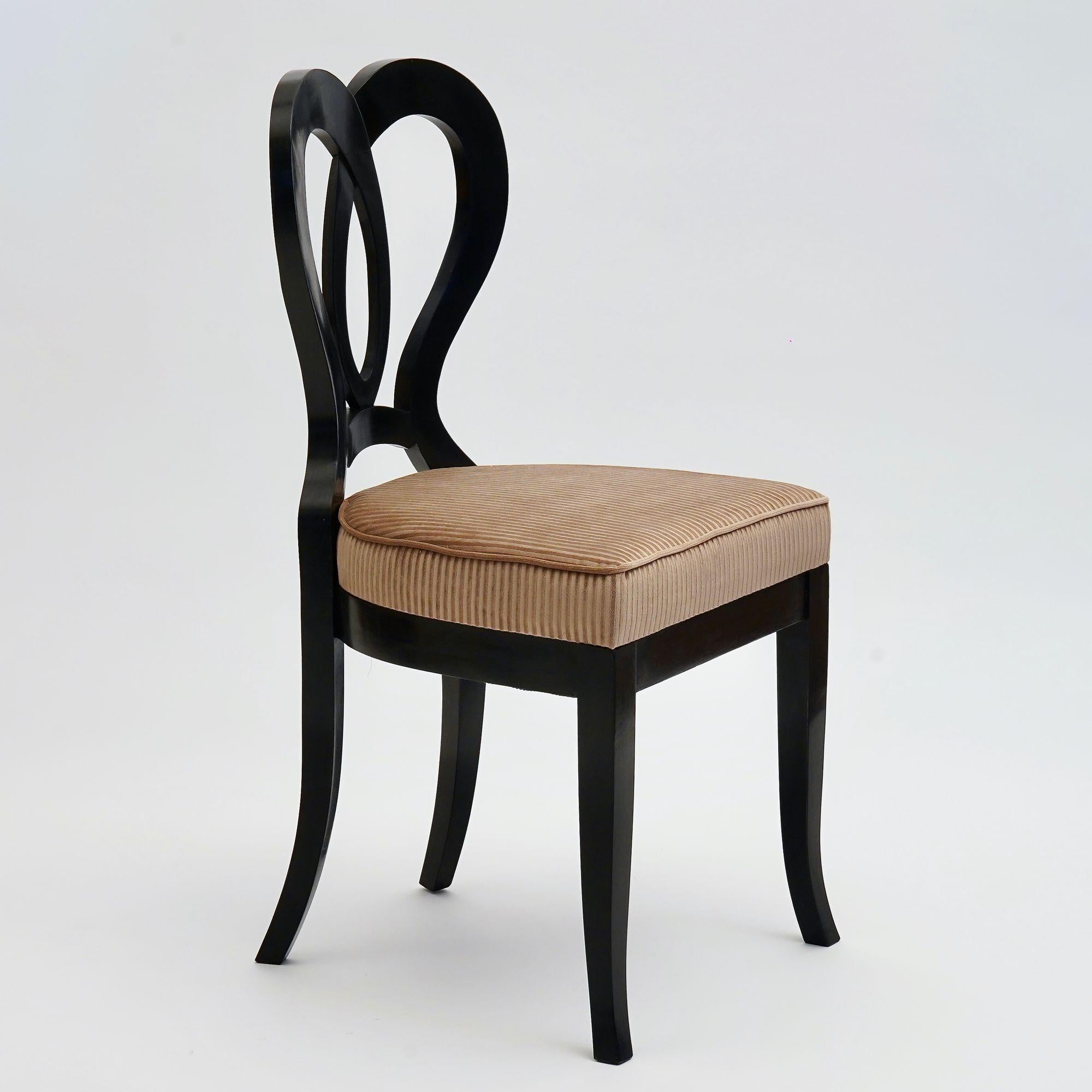 Eclectica, set di 8 sedie da pranzo Biedermeier ebanizzate, ognuna in uno stile diverso in vendita 6