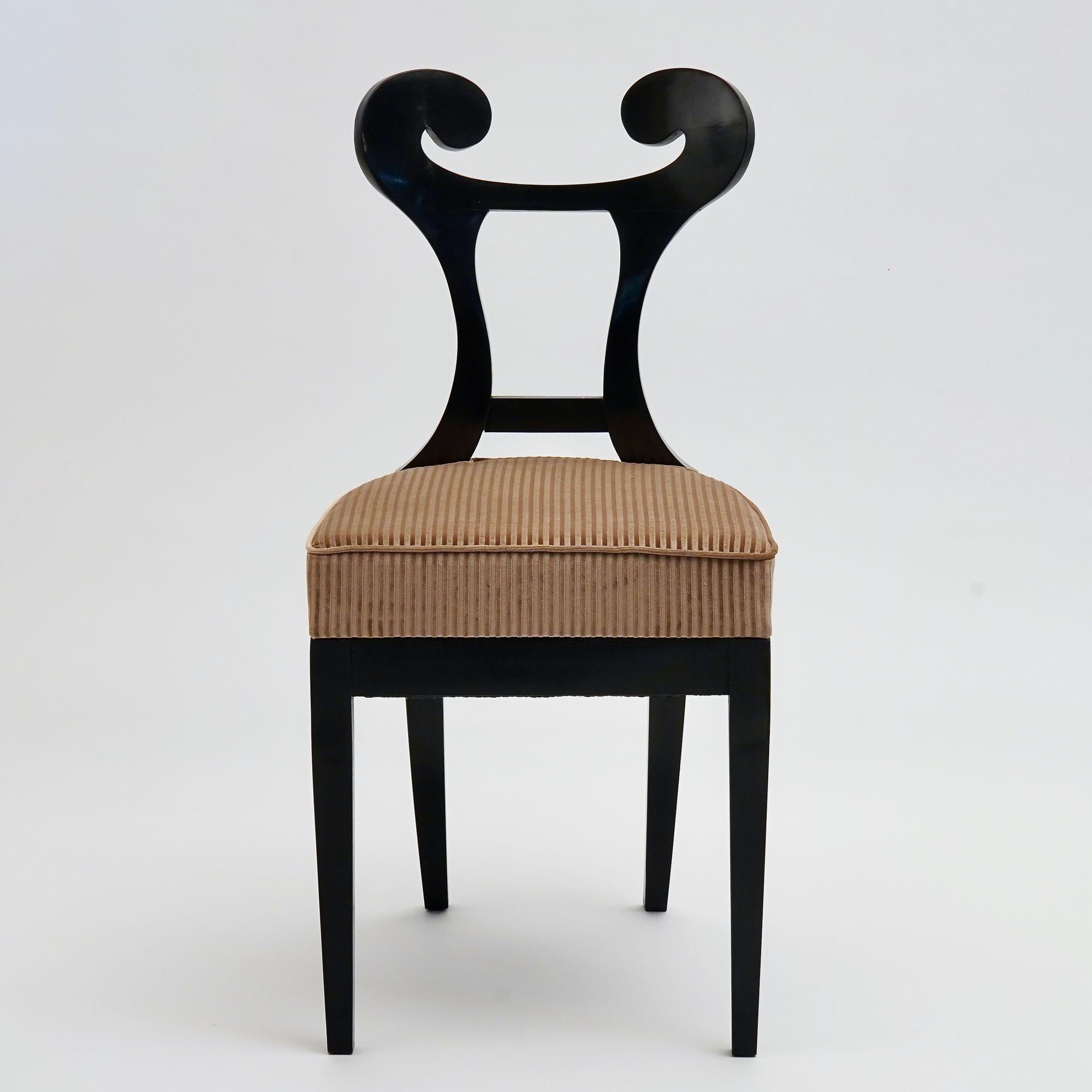 Eclectica, set di 8 sedie da pranzo Biedermeier ebanizzate, ognuna in uno stile diverso in vendita 3