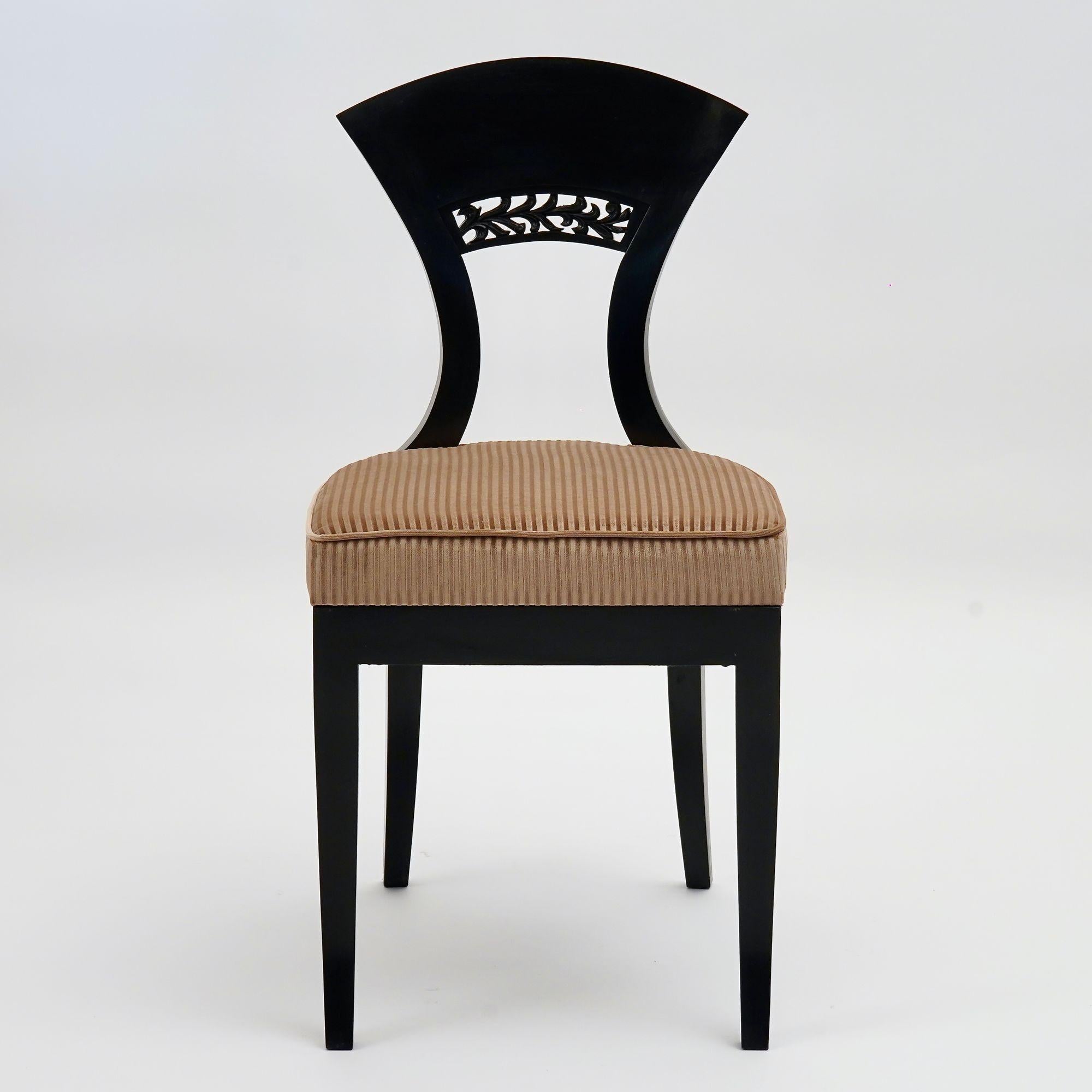 Eclectica, set di 8 sedie da pranzo Biedermeier ebanizzate, ognuna in uno stile diverso in vendita 13