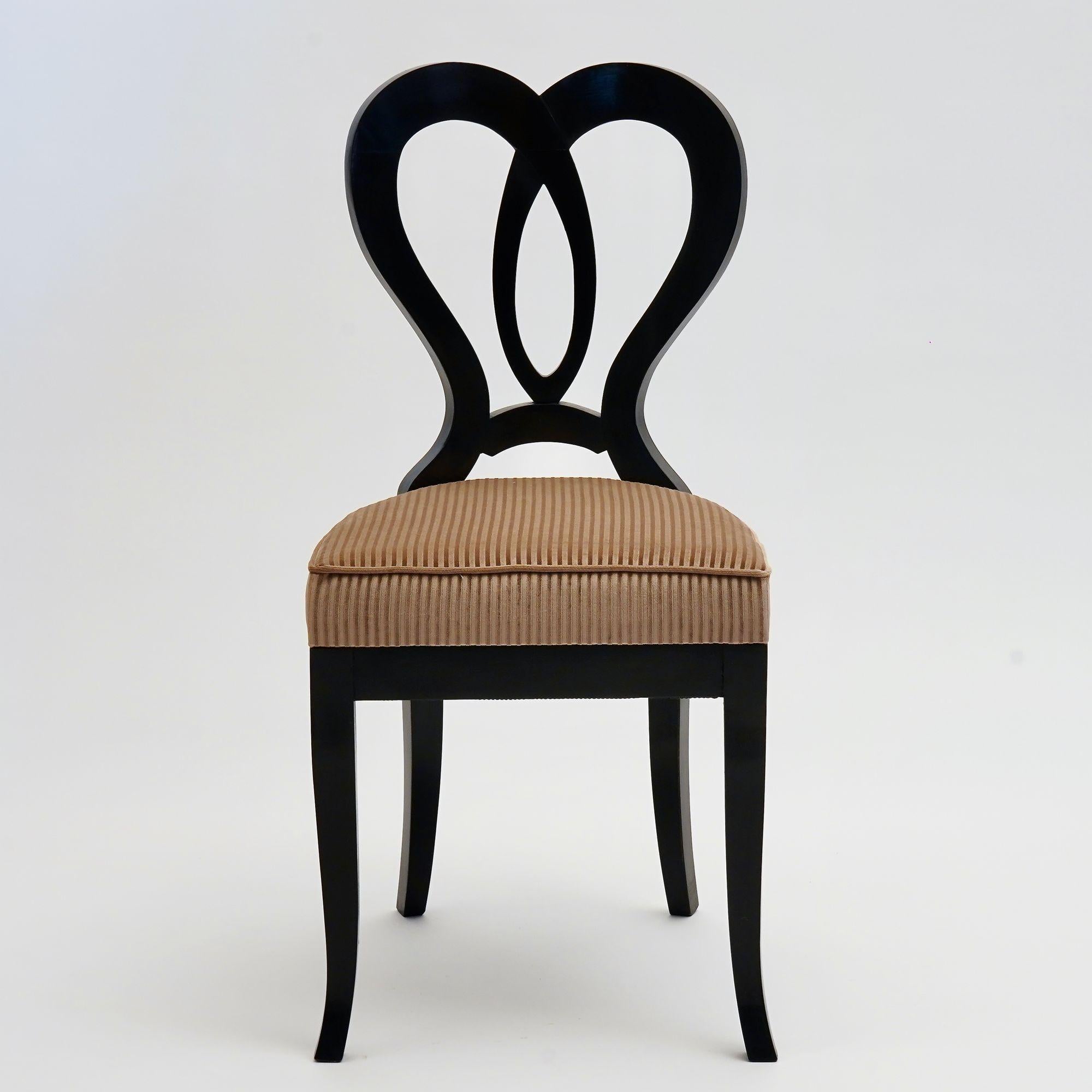 Eclectica, set di 8 sedie da pranzo Biedermeier ebanizzate, ognuna in uno stile diverso in vendita 5