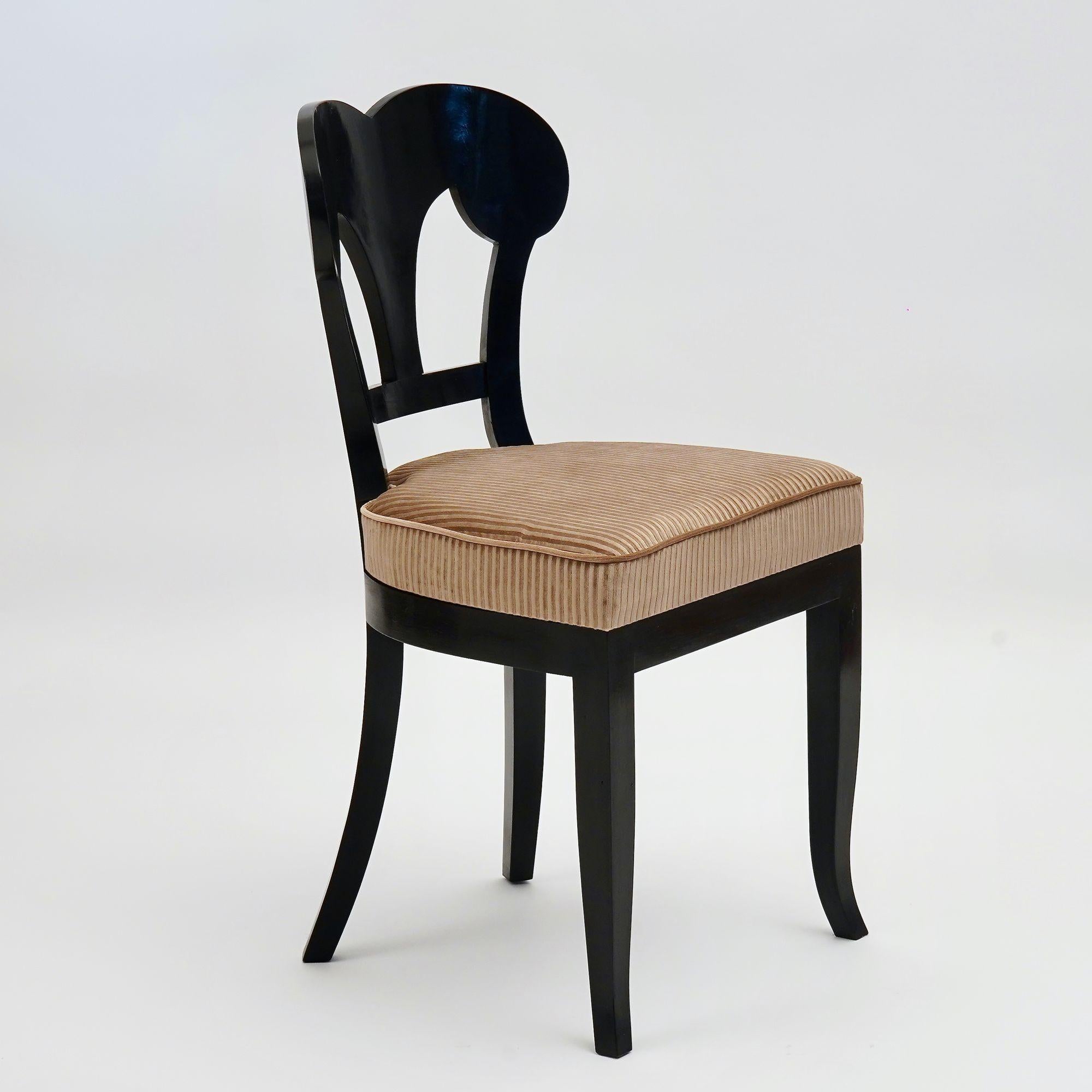 Eclectica, set di 8 sedie da pranzo Biedermeier ebanizzate, ognuna in uno stile diverso in vendita 12