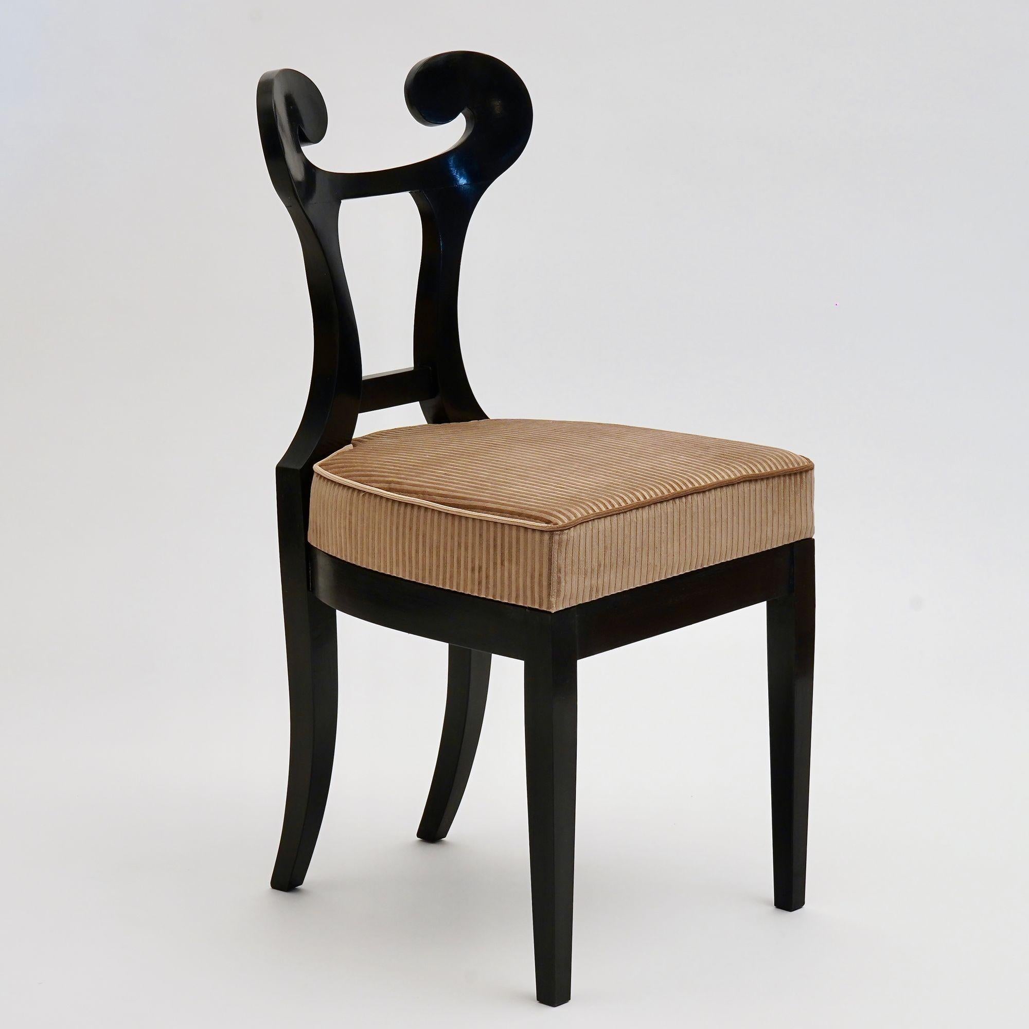 Eclectica, set di 8 sedie da pranzo Biedermeier ebanizzate, ognuna in uno stile diverso in vendita 4