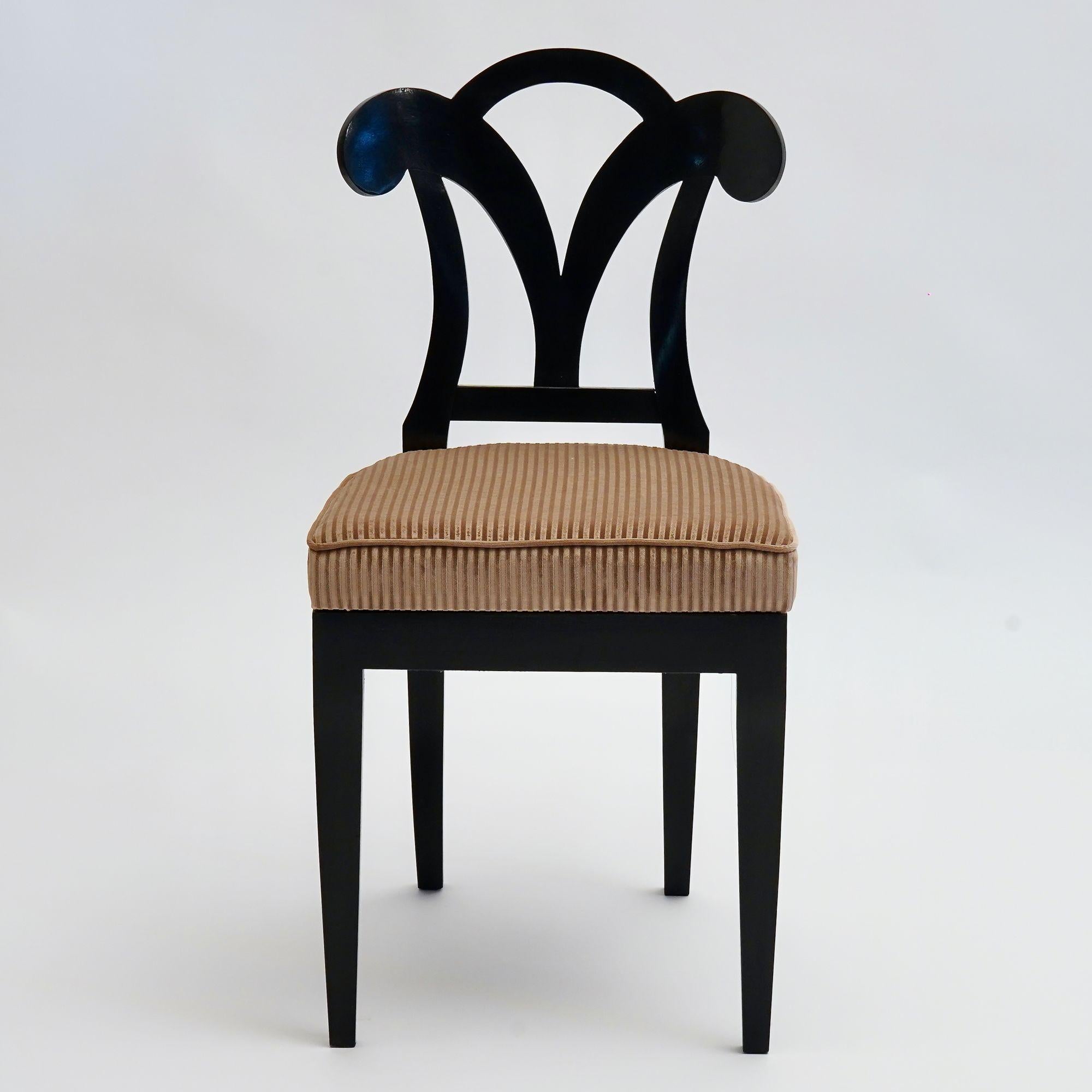 Eclectica, set di 8 sedie da pranzo Biedermeier ebanizzate, ognuna in uno stile diverso in vendita 9