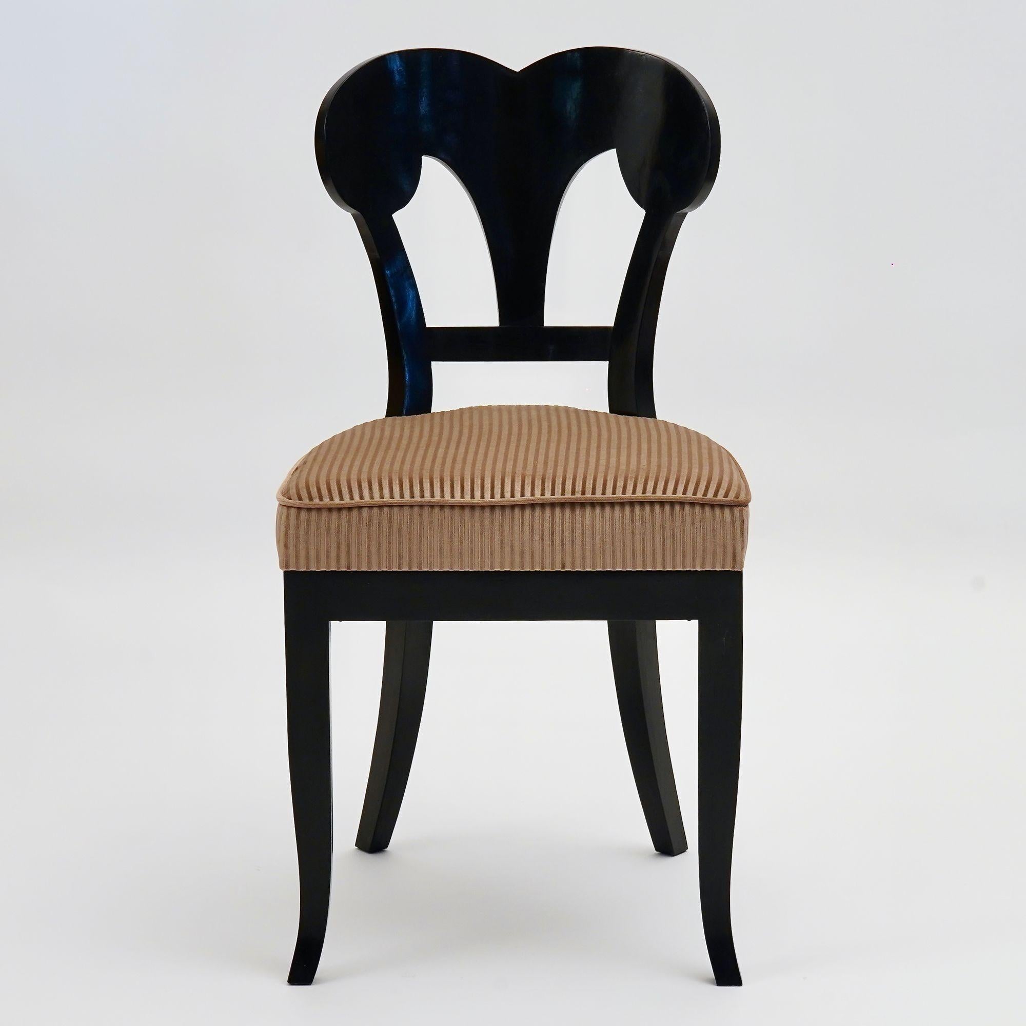 Eclectica, set di 8 sedie da pranzo Biedermeier ebanizzate, ognuna in uno stile diverso in vendita 11
