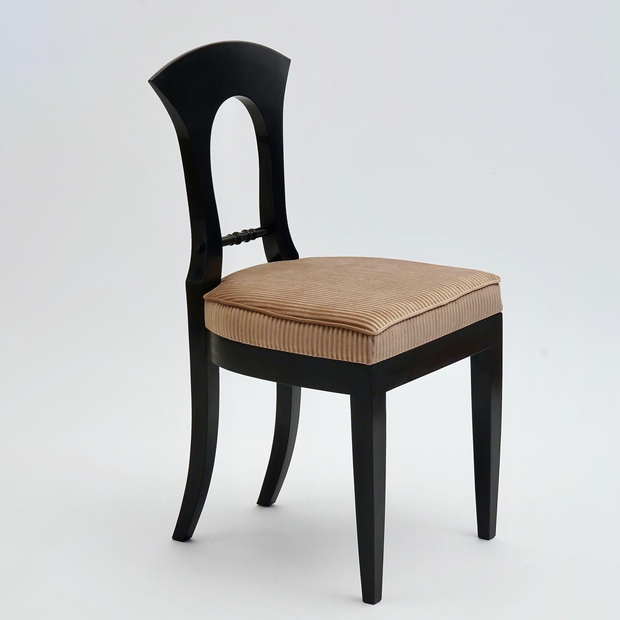 Eclectica, set di 8 sedie da pranzo Biedermeier ebanizzate, ognuna in uno stile diverso in vendita 8