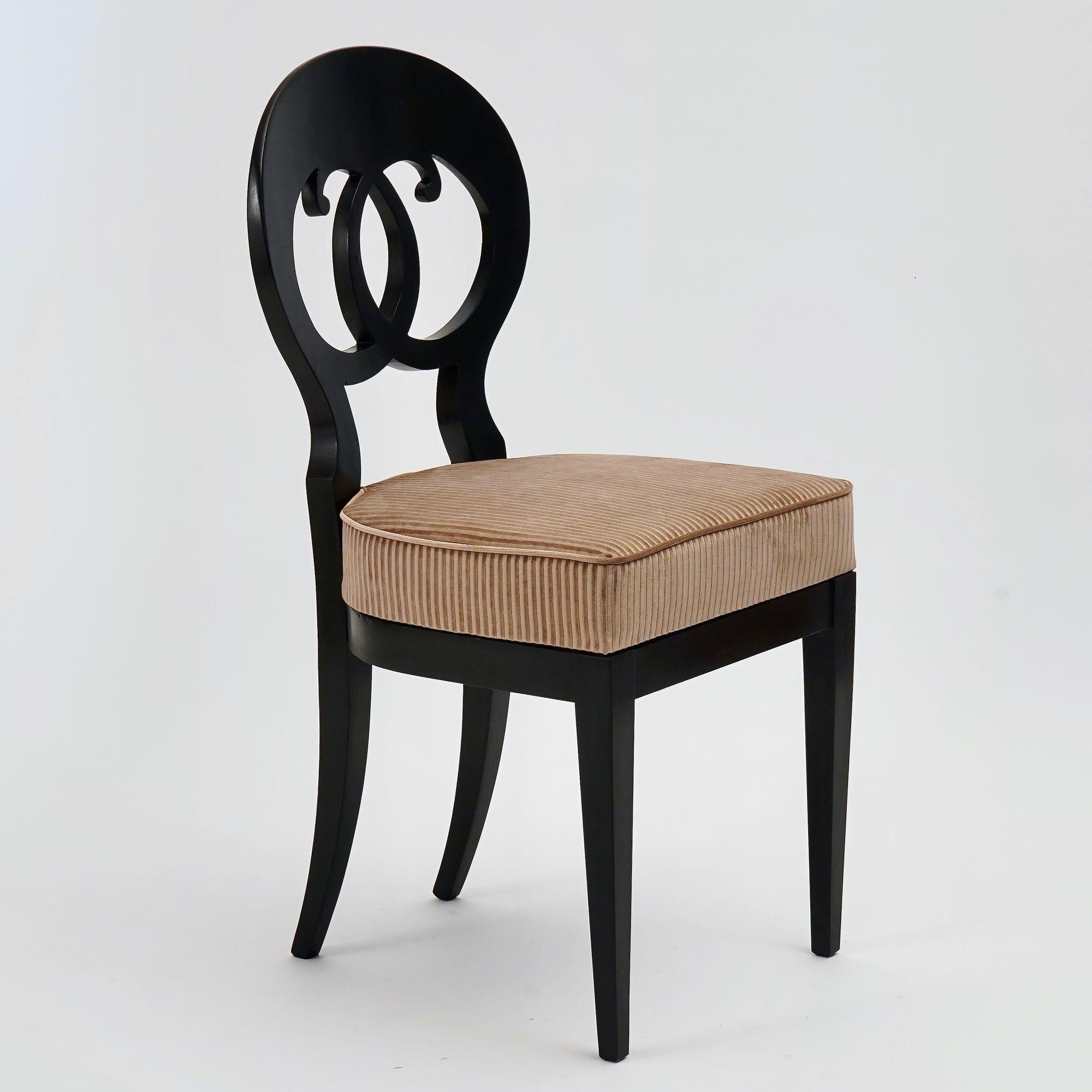 Eclectica, set di 8 sedie da pranzo Biedermeier ebanizzate, ognuna in uno stile diverso in vendita 2